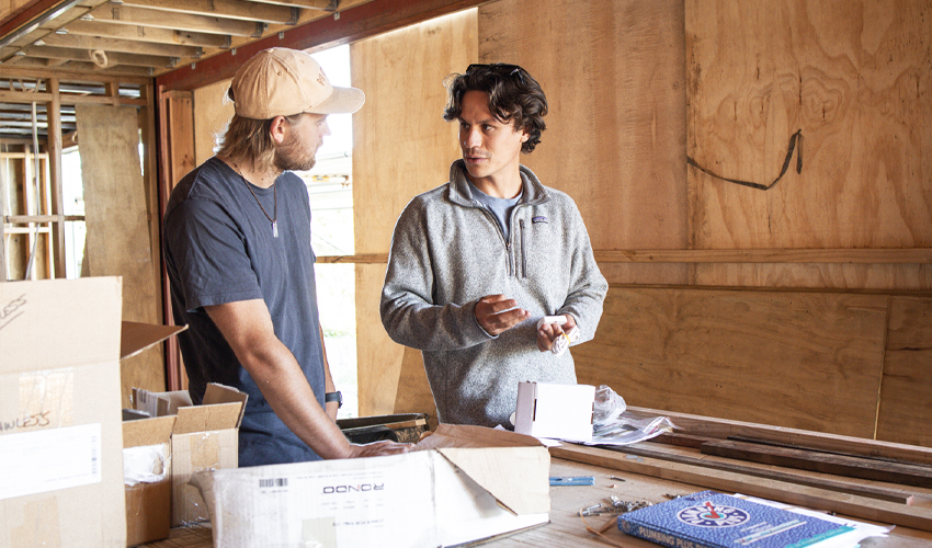 2 men talking on site