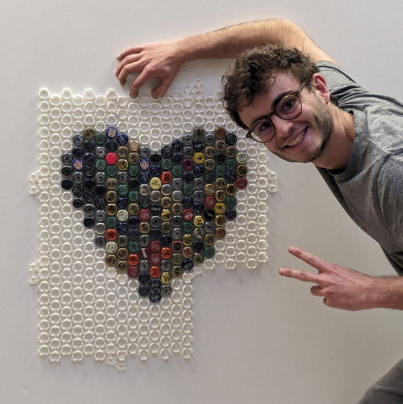 Léo présentant le projet tableau de capsules