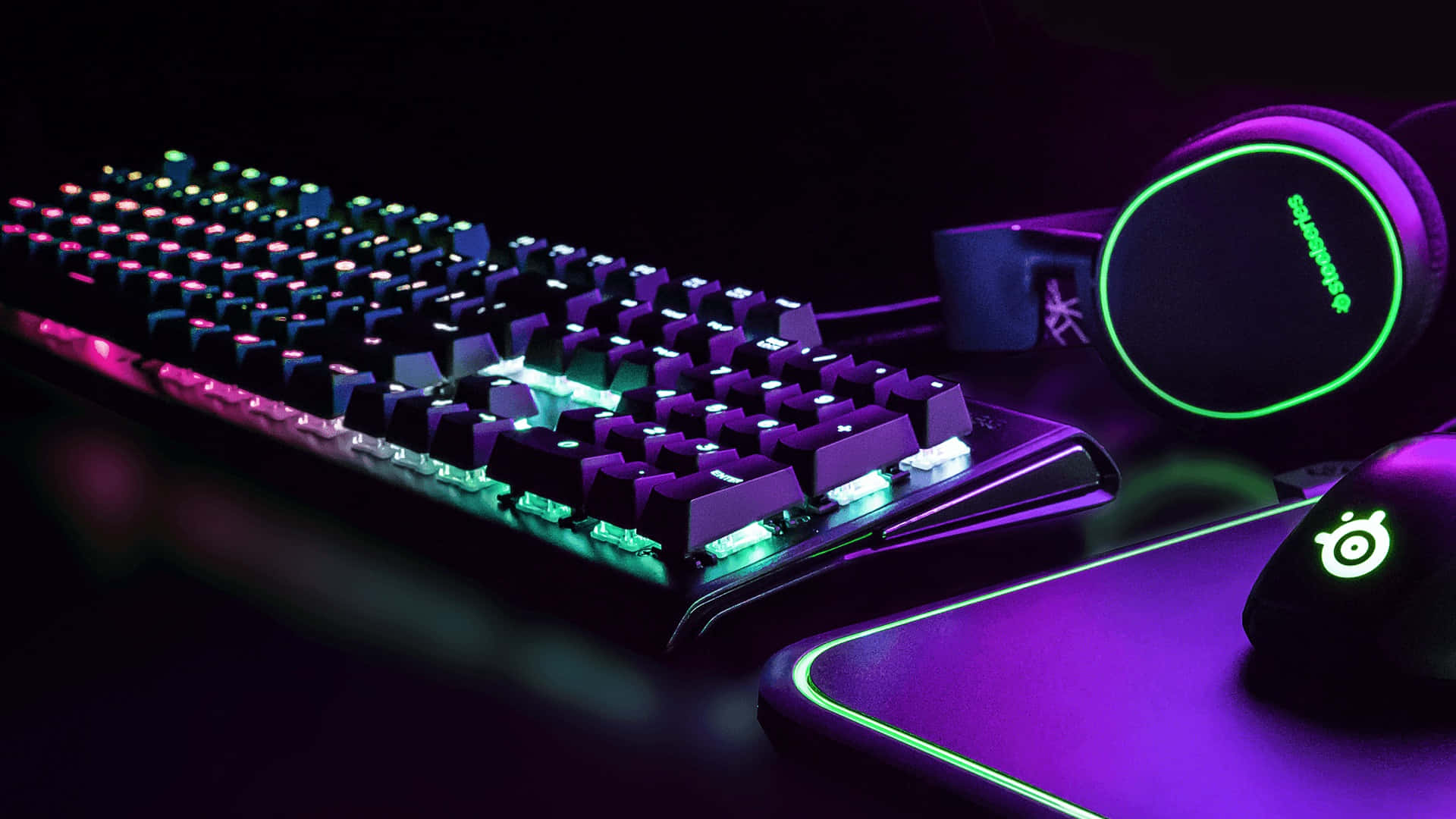 Imagen de teclado gamer con audifonos y mouse