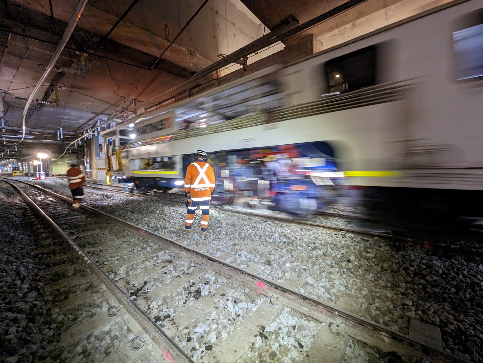 Railway tamping in tunnels