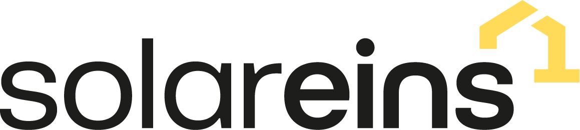 Ein Logo mit der Aufschrift 'solareins', in modernen Schriftarten gestaltet. Das Design kombiniert dunkle und gelbe Farbtöne, mit einem stilisierten Dachsymbol über dem Buchstaben 's'.