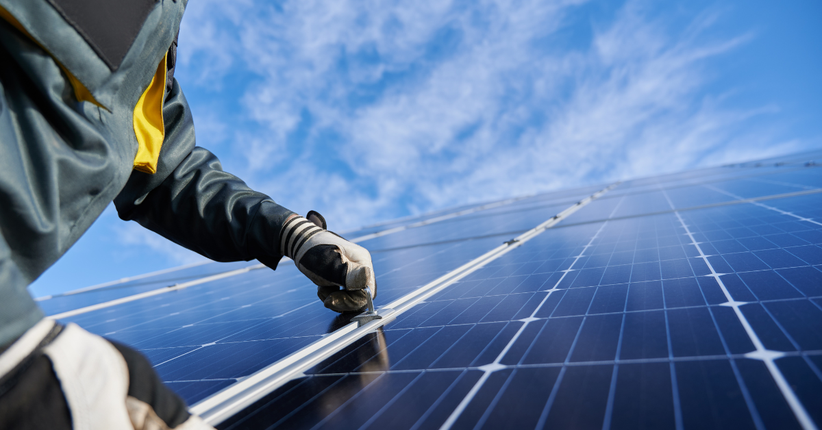 Solateur der Solarmodule am Dach anschraubt