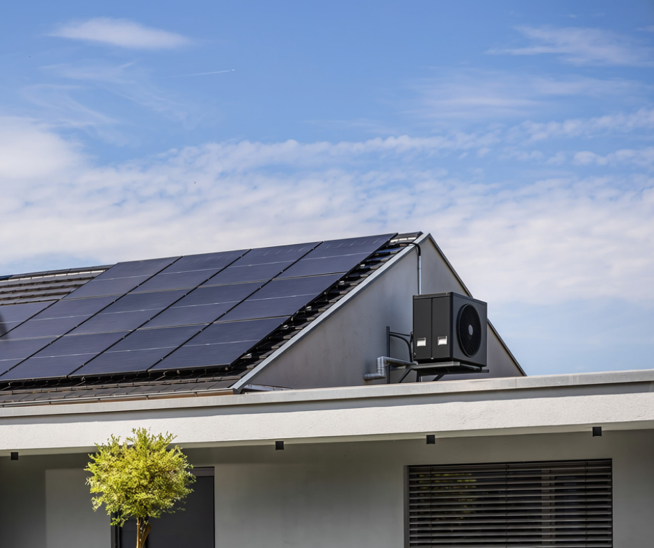 Einfamilienhaus mit Photovoltaikanlage auf dem Dach, Wärmepumpe an der Hauswand und Batteriespeicher im Technikraum