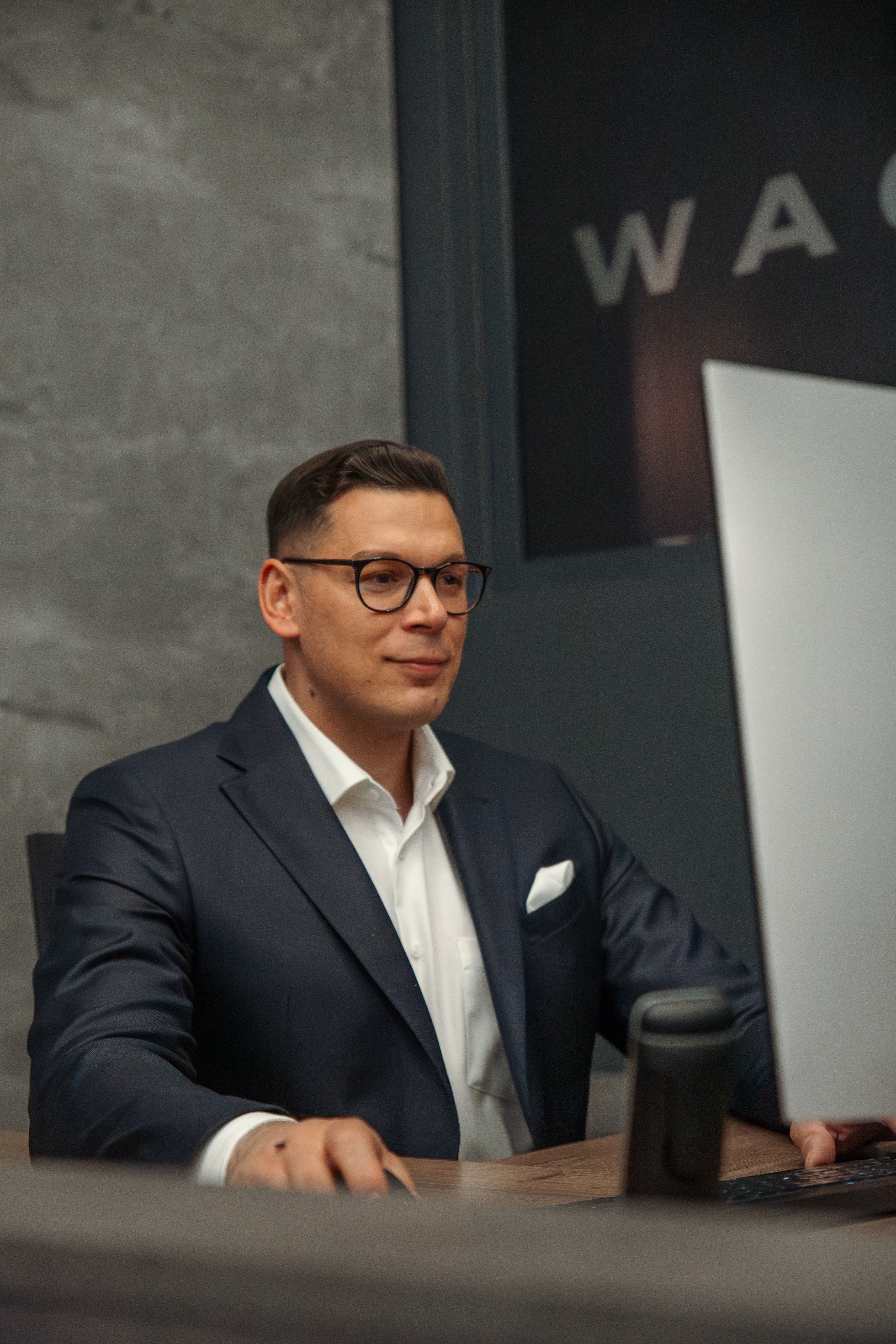 Viktor S. am Schreibtisch