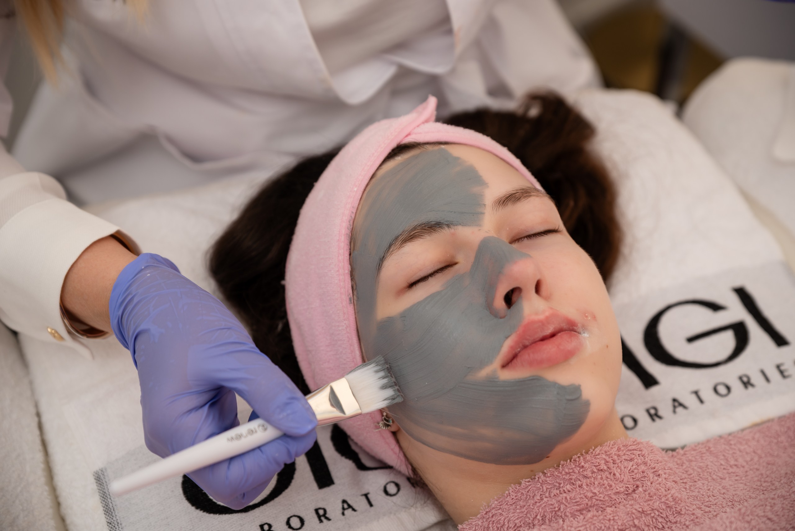 Professionelle Beautybehandlung: Gesichtsmaske bei Unternehmensaufnahme in Pforzheim