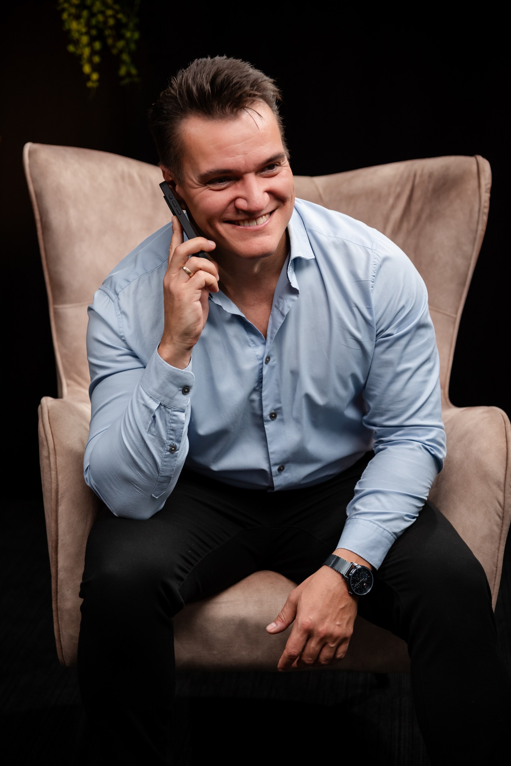 Professionelle Business-Fotos aus Pforzheim: Lächelnder Geschäftsmann im Porträt