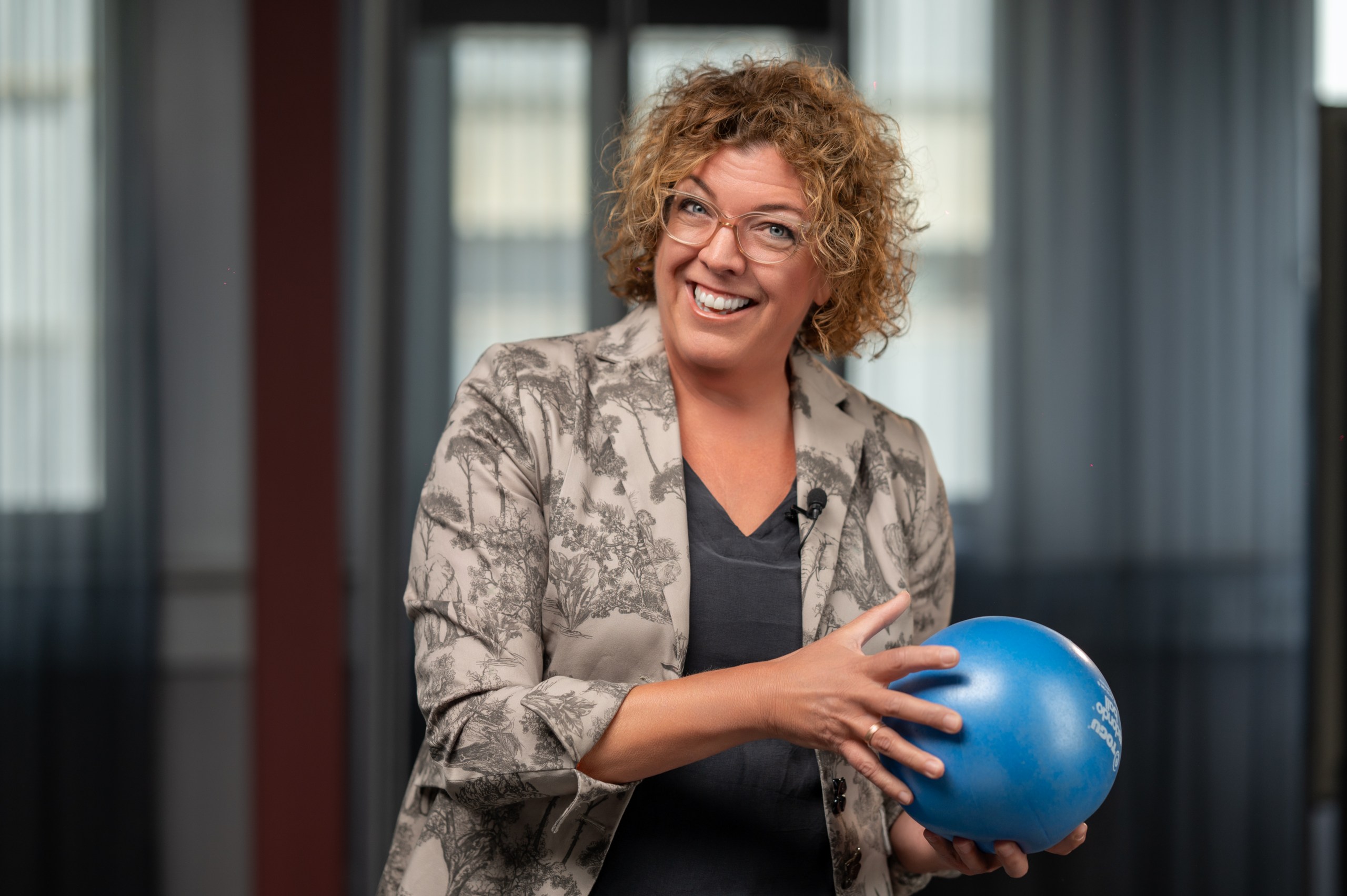 Professionelle Business-Fotos aus Pforzheim: Teamfoto mit lächelnder Frau