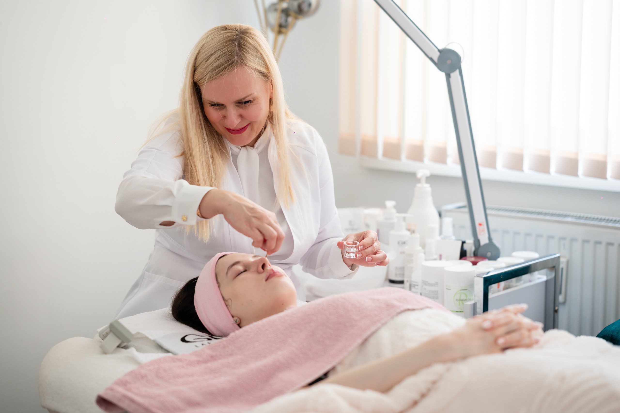 DG-Photography: Professionelle Kosmetikerin bei Gesichtsbehandlung in Pforzheim