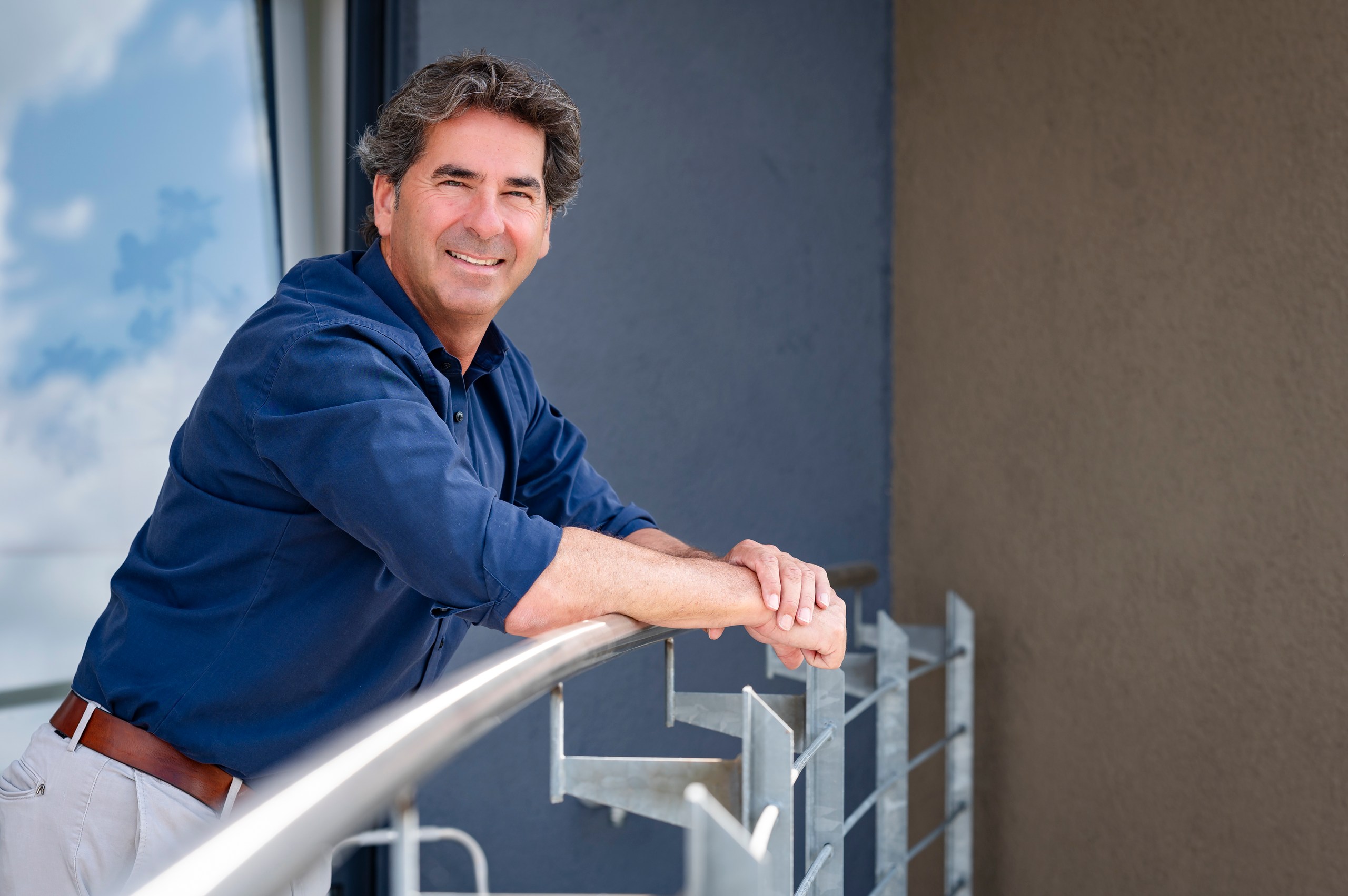 DG-Photography professionelle Business-Fotos aus Pforzheim mit lächelndem Mann