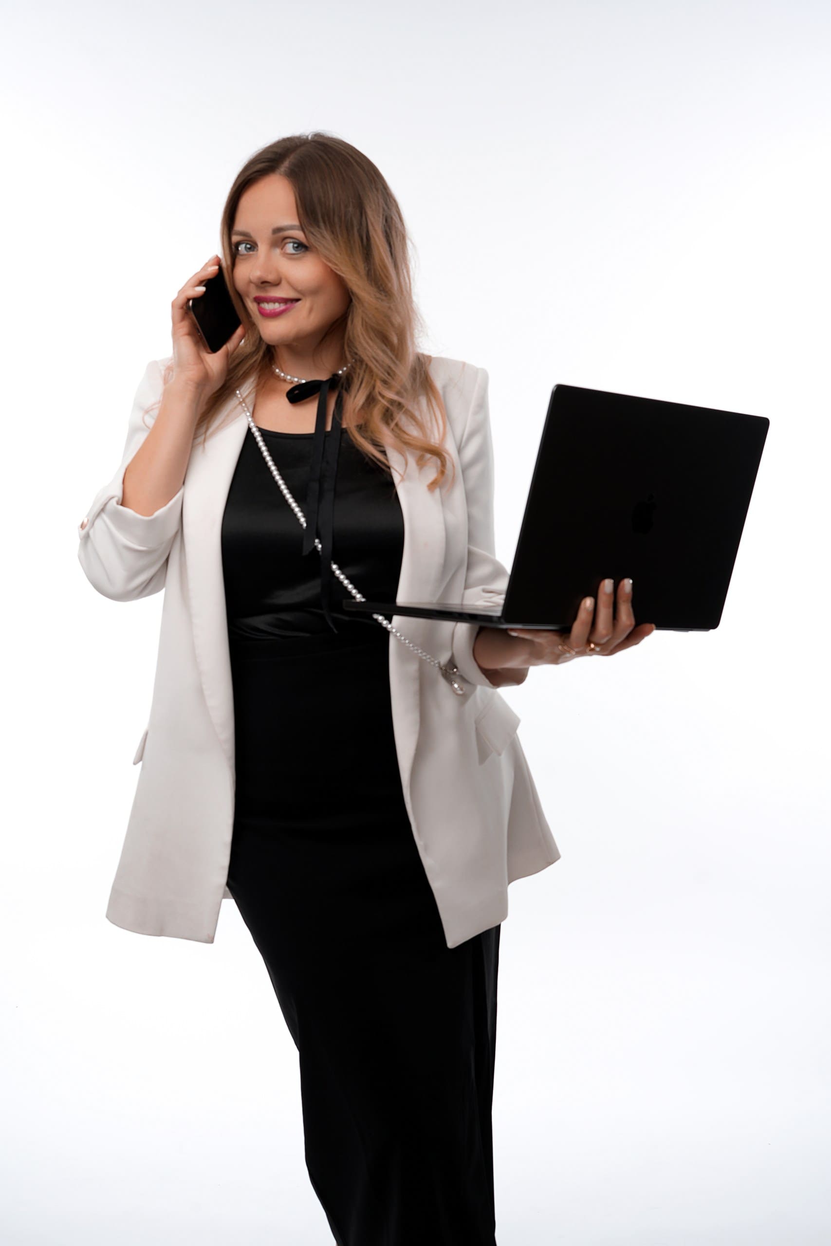 Professionelle DG Fotografie: Geschäftsfrau mit Laptop und Smartphone