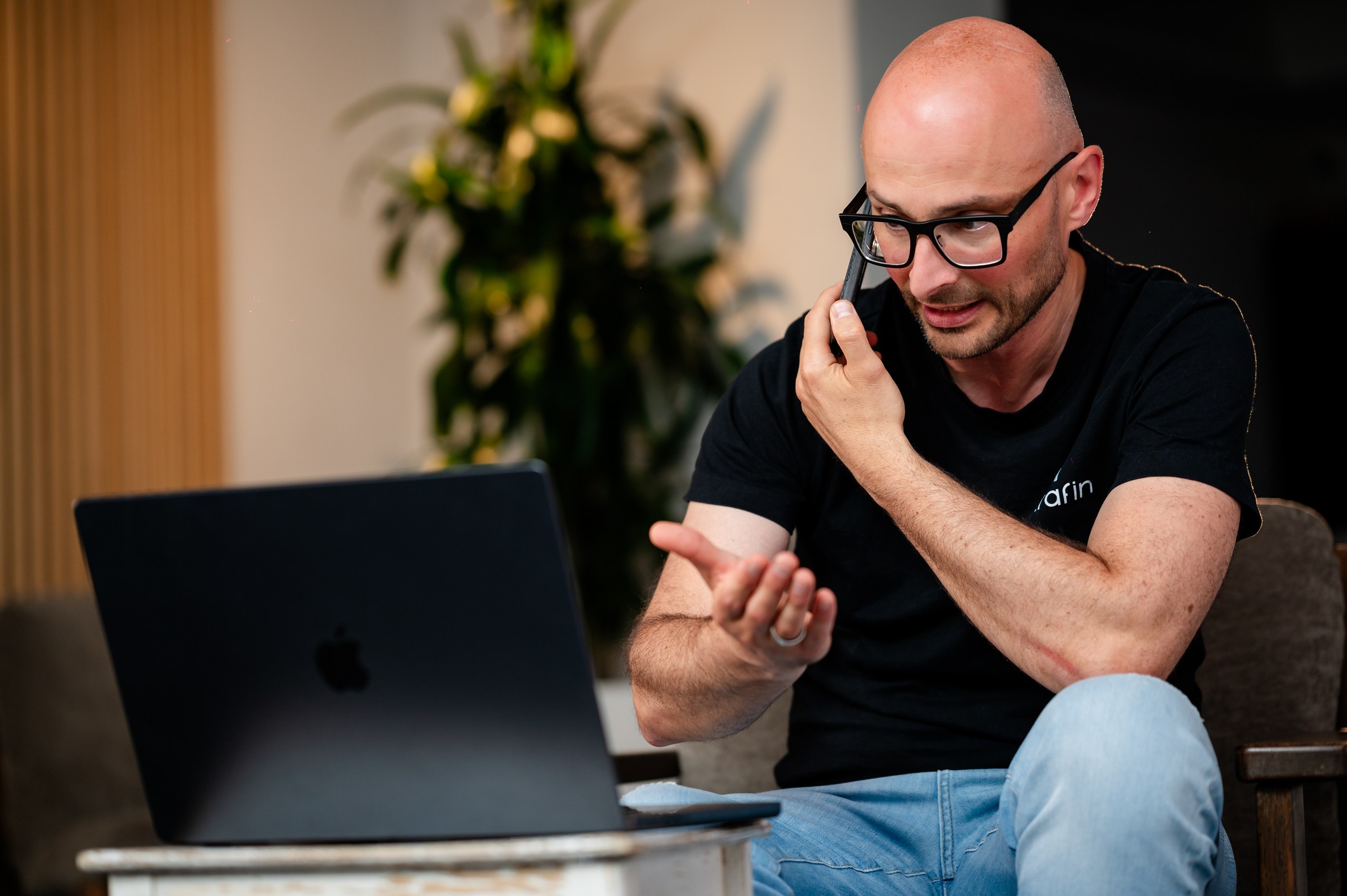 Professionelle Fotografie eines Geschäftsmannes bei der Arbeit mit Laptop