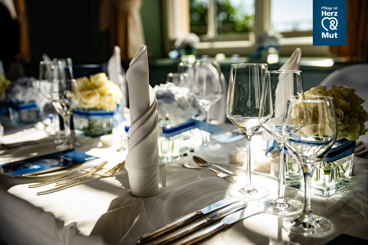 Elegante Business-Fotografie der Tischdekoration für professionelle Veranstaltung dg