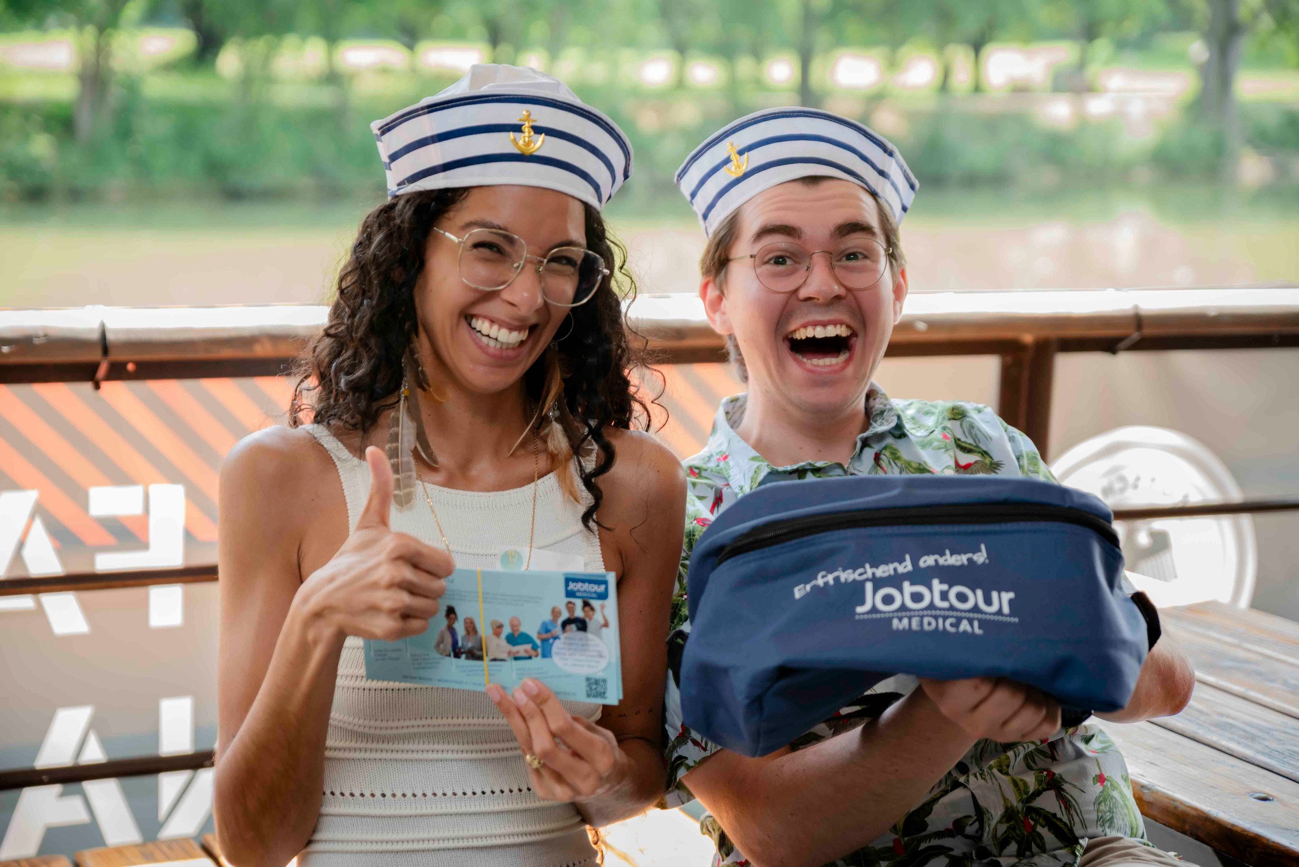 Zwei fröhliche Personen in Matrosenmützen bei Jobtour Medical Fotografie