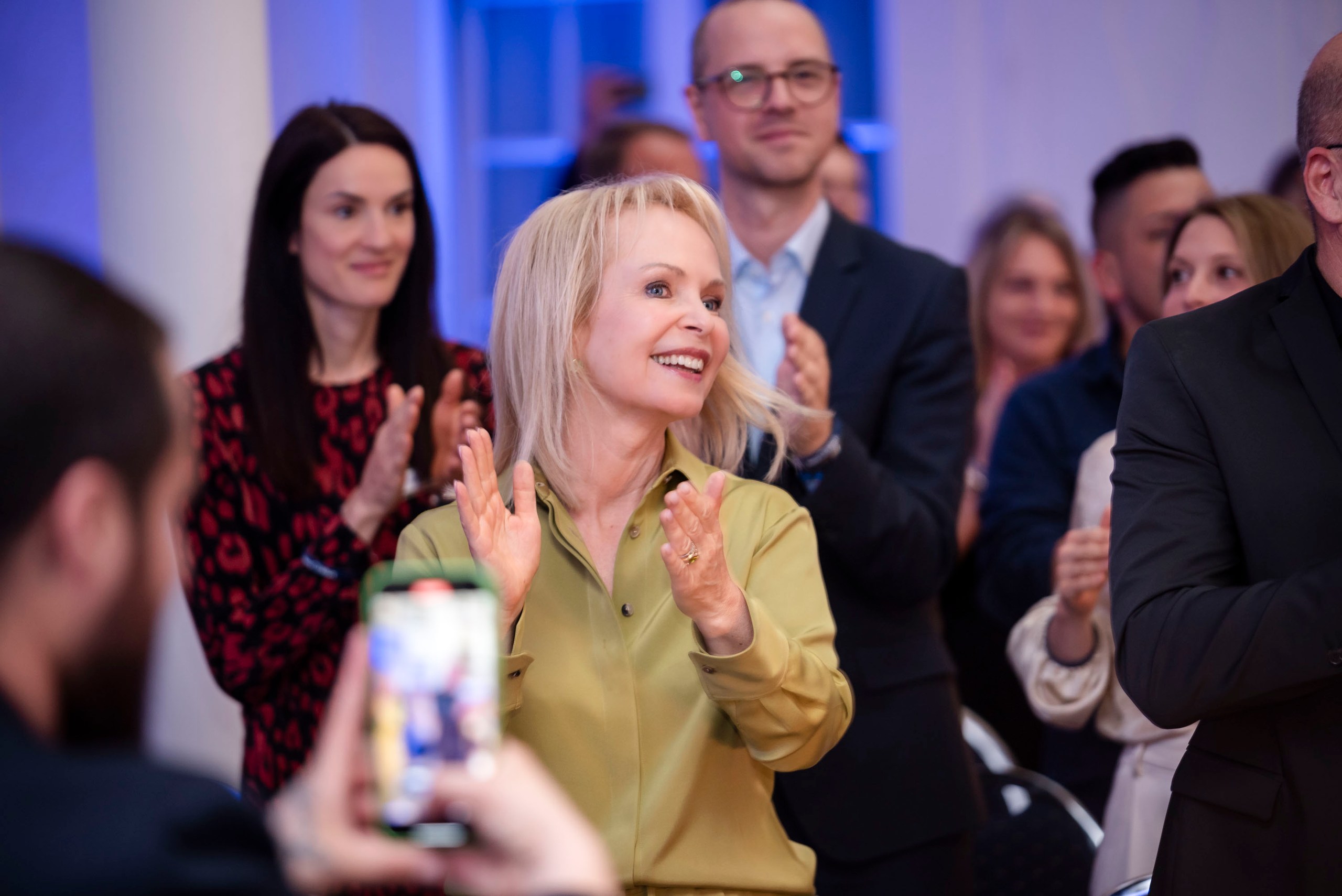 DG Business Fotografie: Professionelle Konferenz mit applaudierender Gruppe