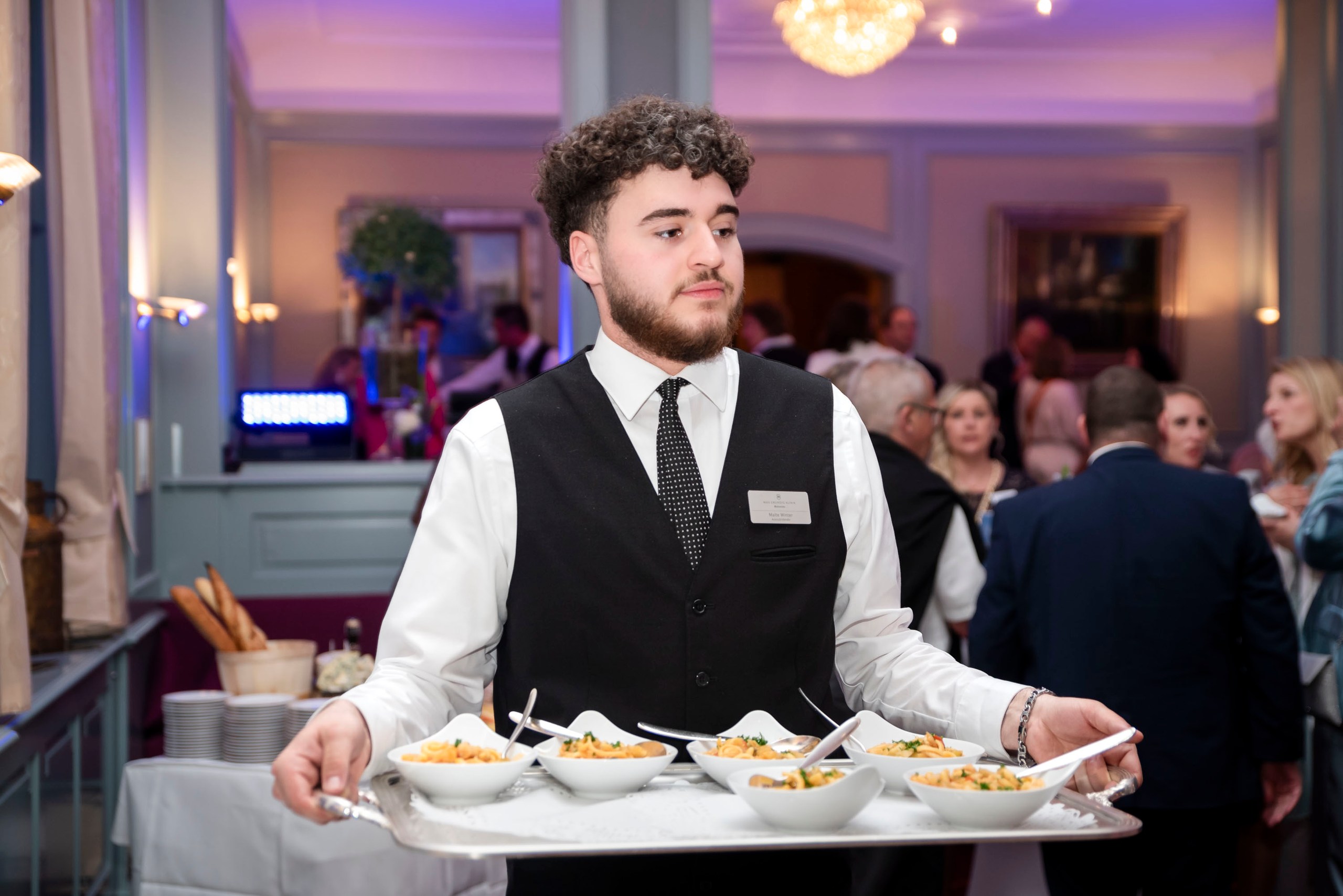 Professionelle Catering-Fotografie eines Kellners bei einer Geschäftsveranstaltung