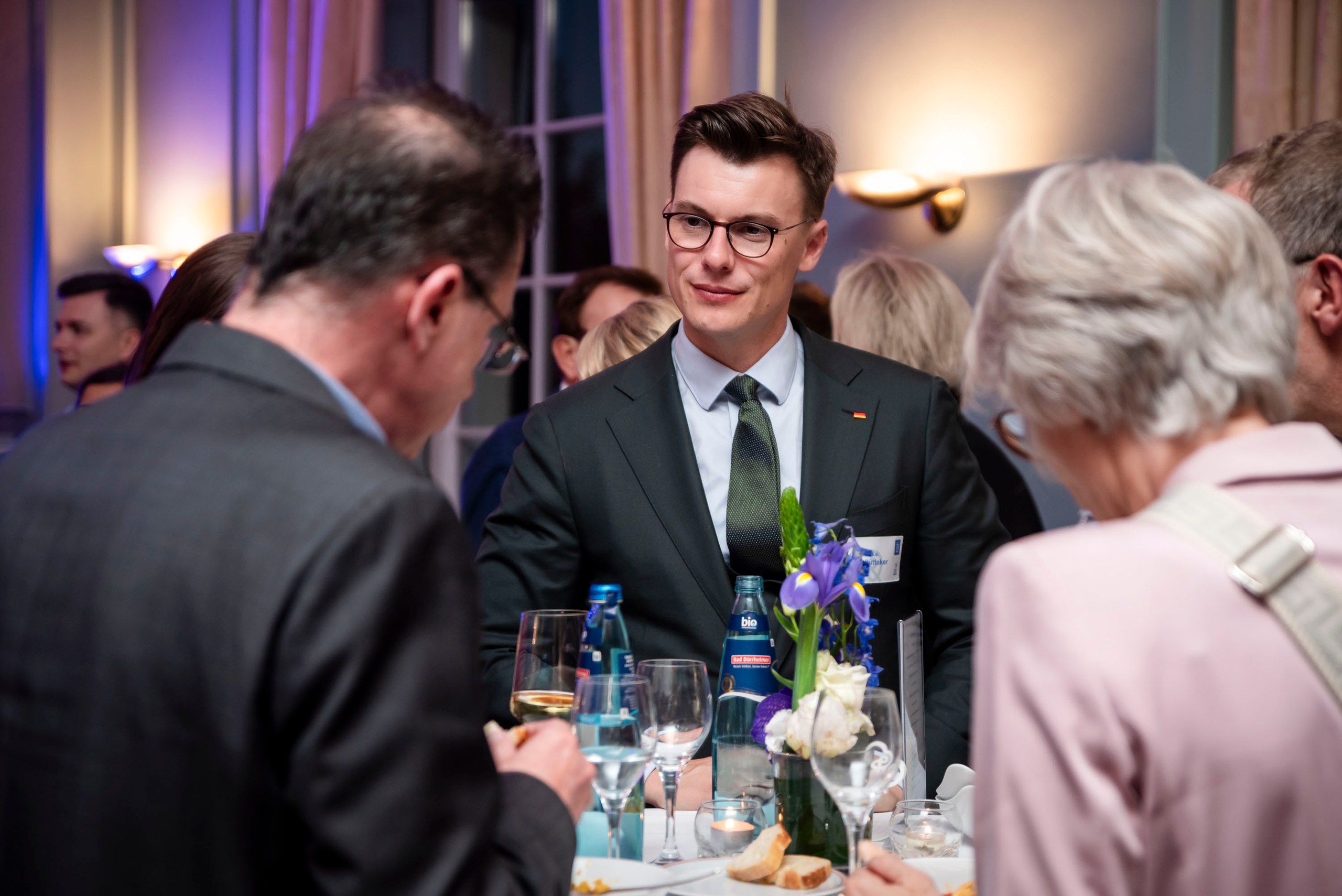 Professionelle Business-Fotografie eines Netzwerk-Events mit eleganten Teilnehmern