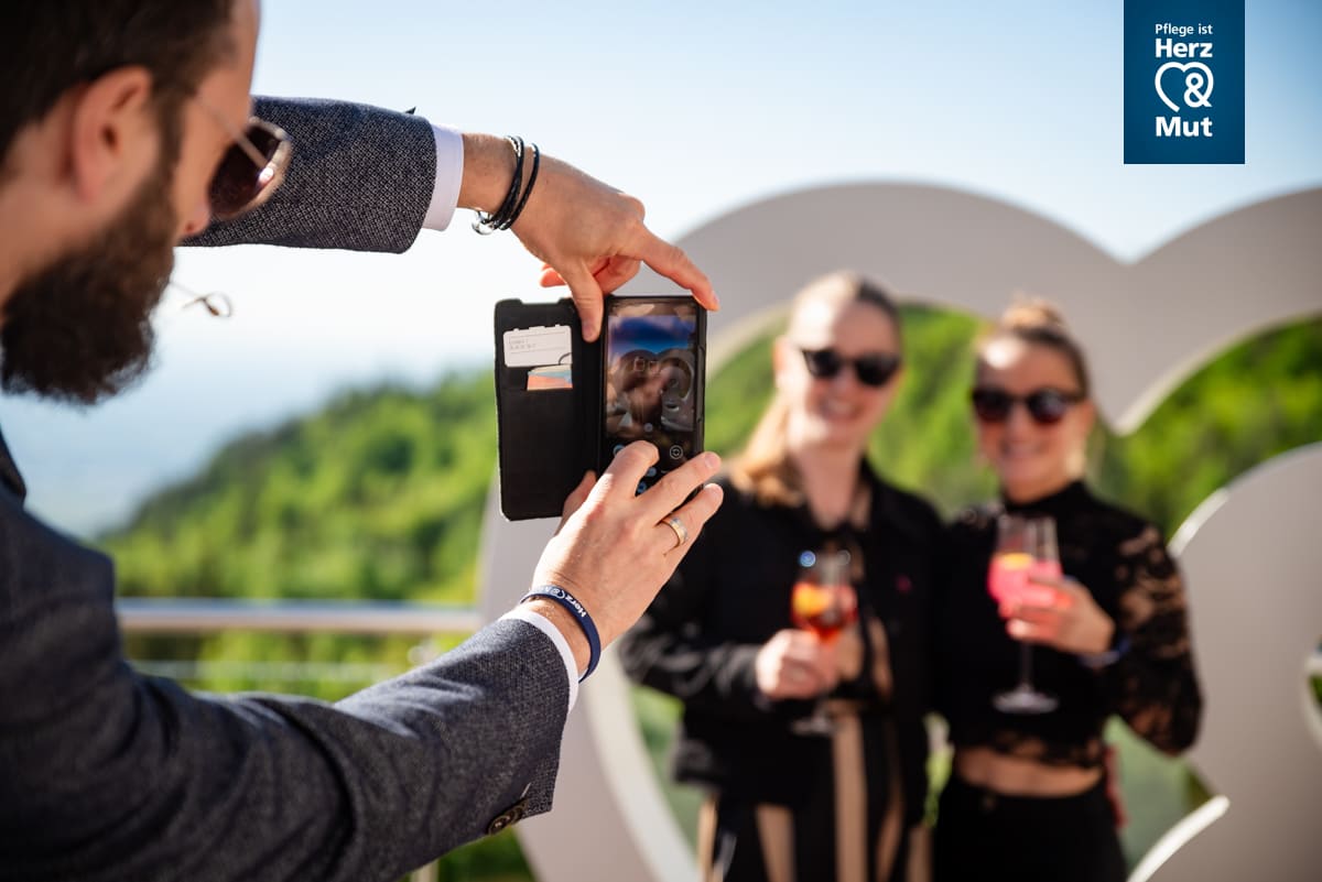 Professionelle DG-Fotografie: Geschäftsleute machen Fotos bei Unternehmensveranstaltung