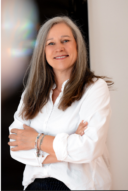 Professionelle DG Business-Fotos: Lächelnde Geschäftsfrau in weißer Bluse