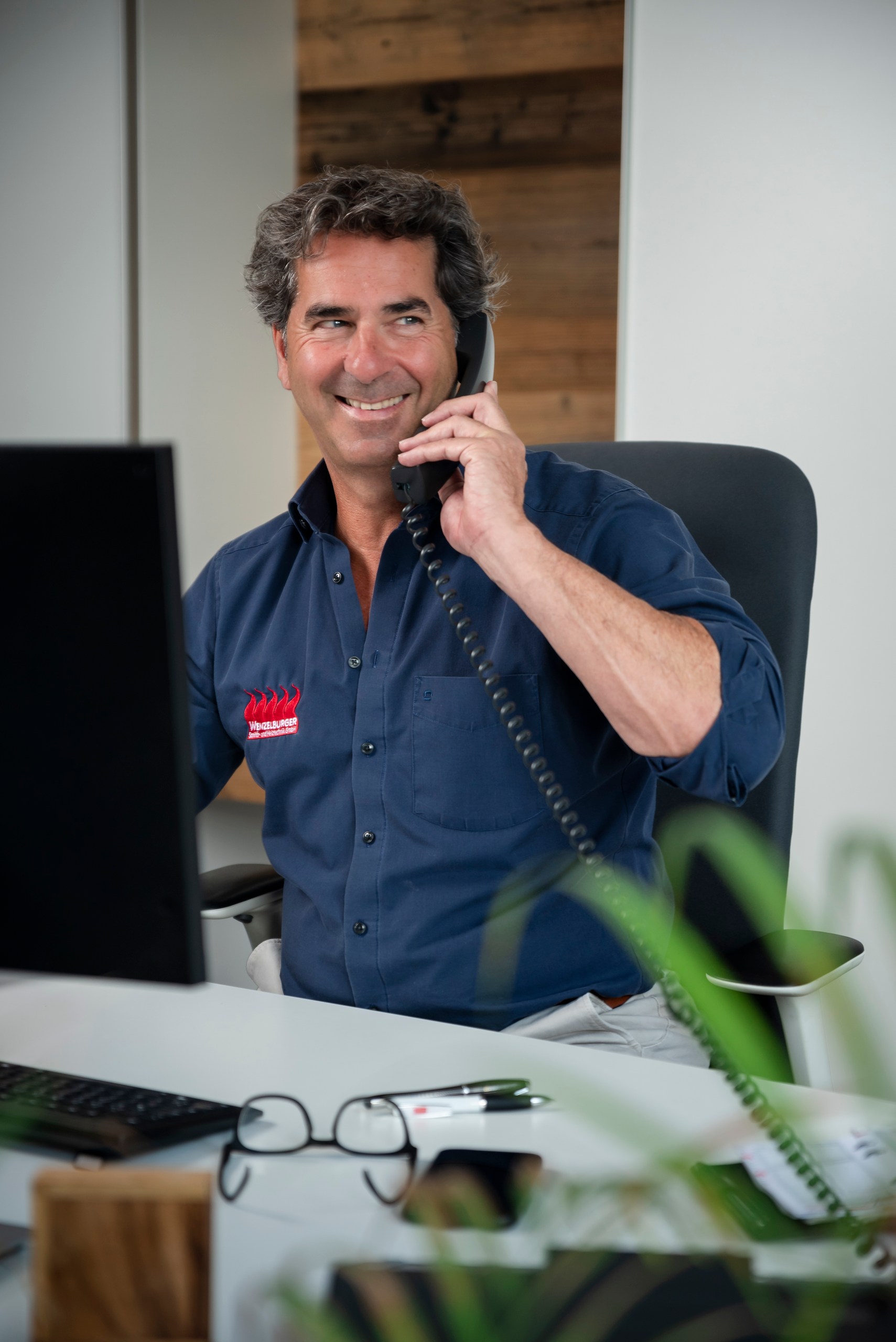 Professionelle DG-Geschäftsfotografie eines lächelnden Mannes am Telefon