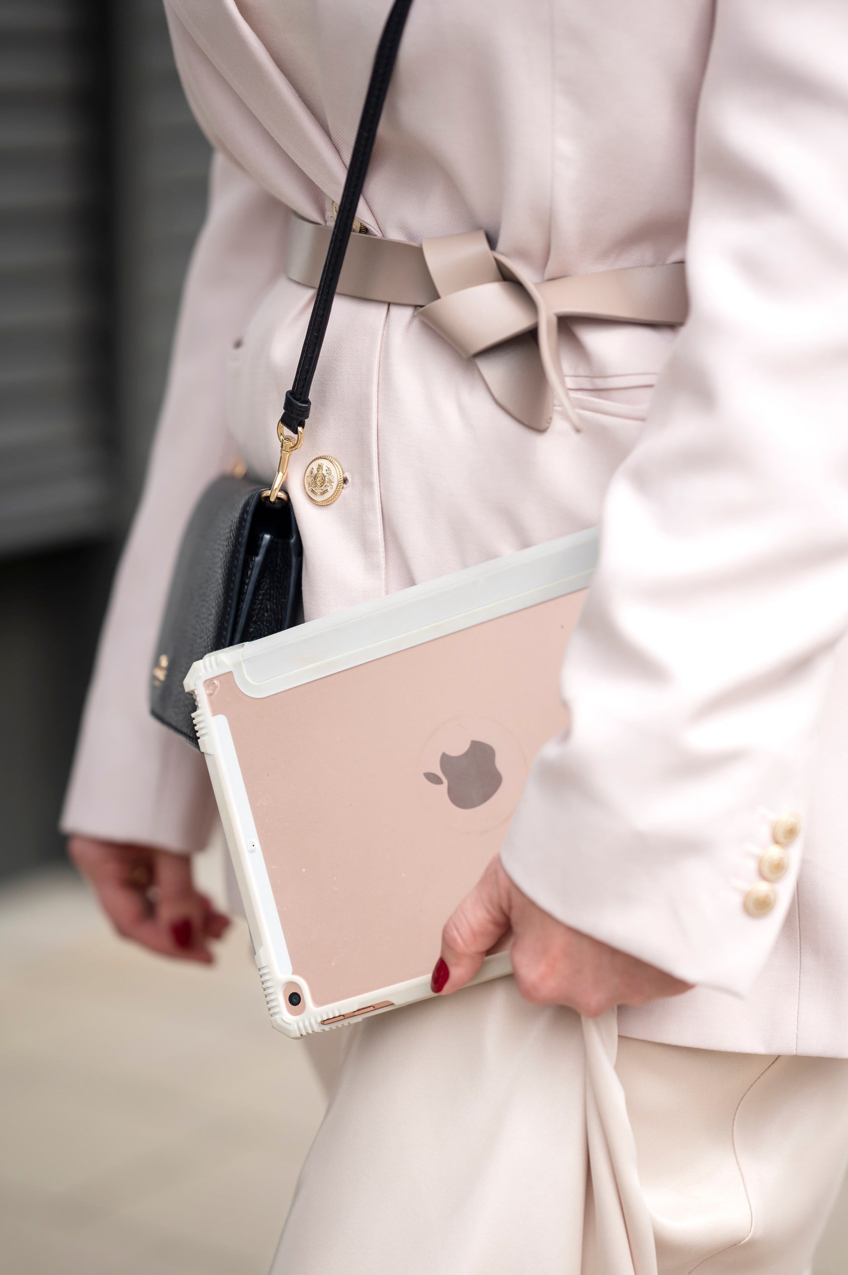 Professionelle Geschäftsfotografie von iPad und Tasche in eleganter Pose
