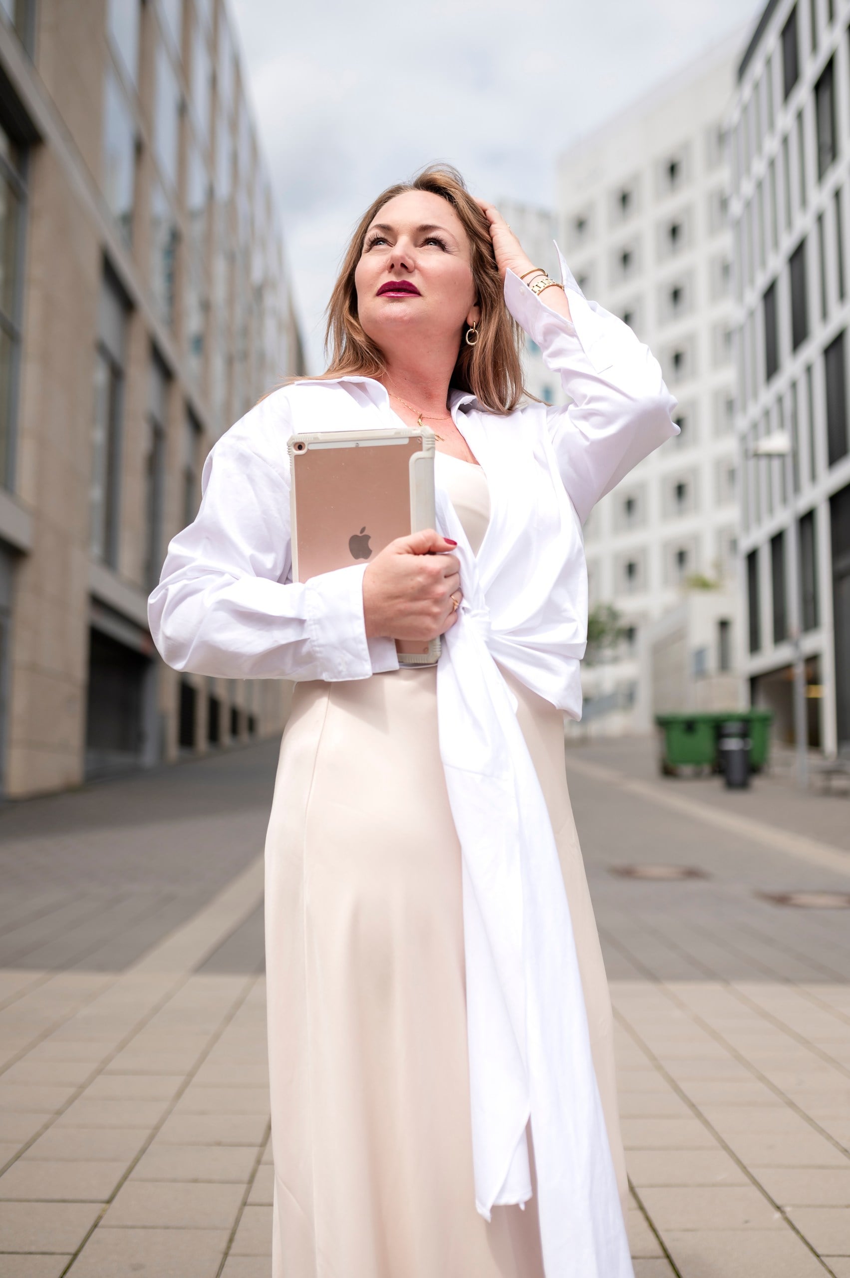 Professionelle DG Businessfotos Photographie einer Frau in weißer Stadtkulisse