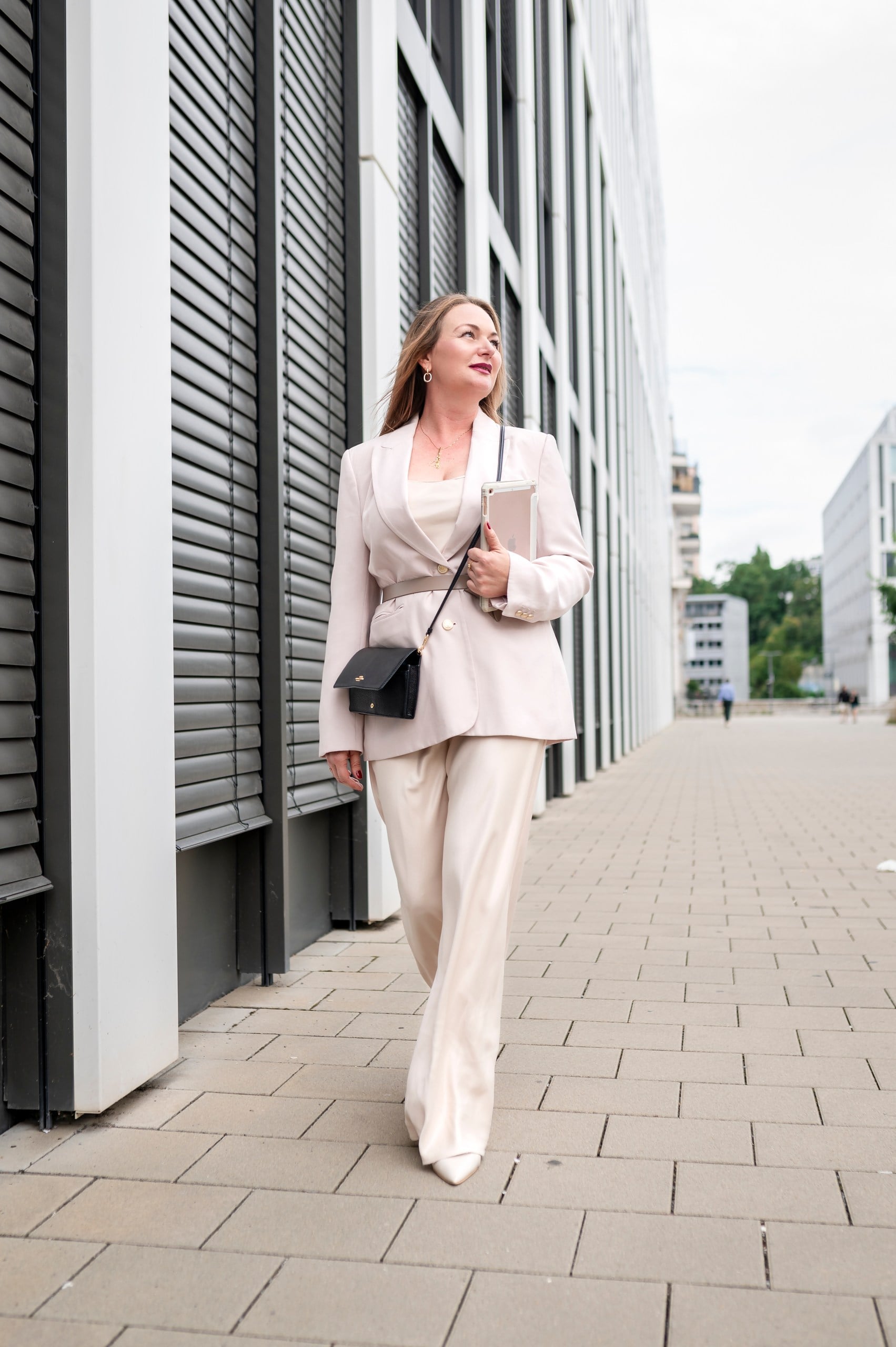Professionelle Dg-Fotografie von Geschäftsfrau in elegantem weißem Anzug
