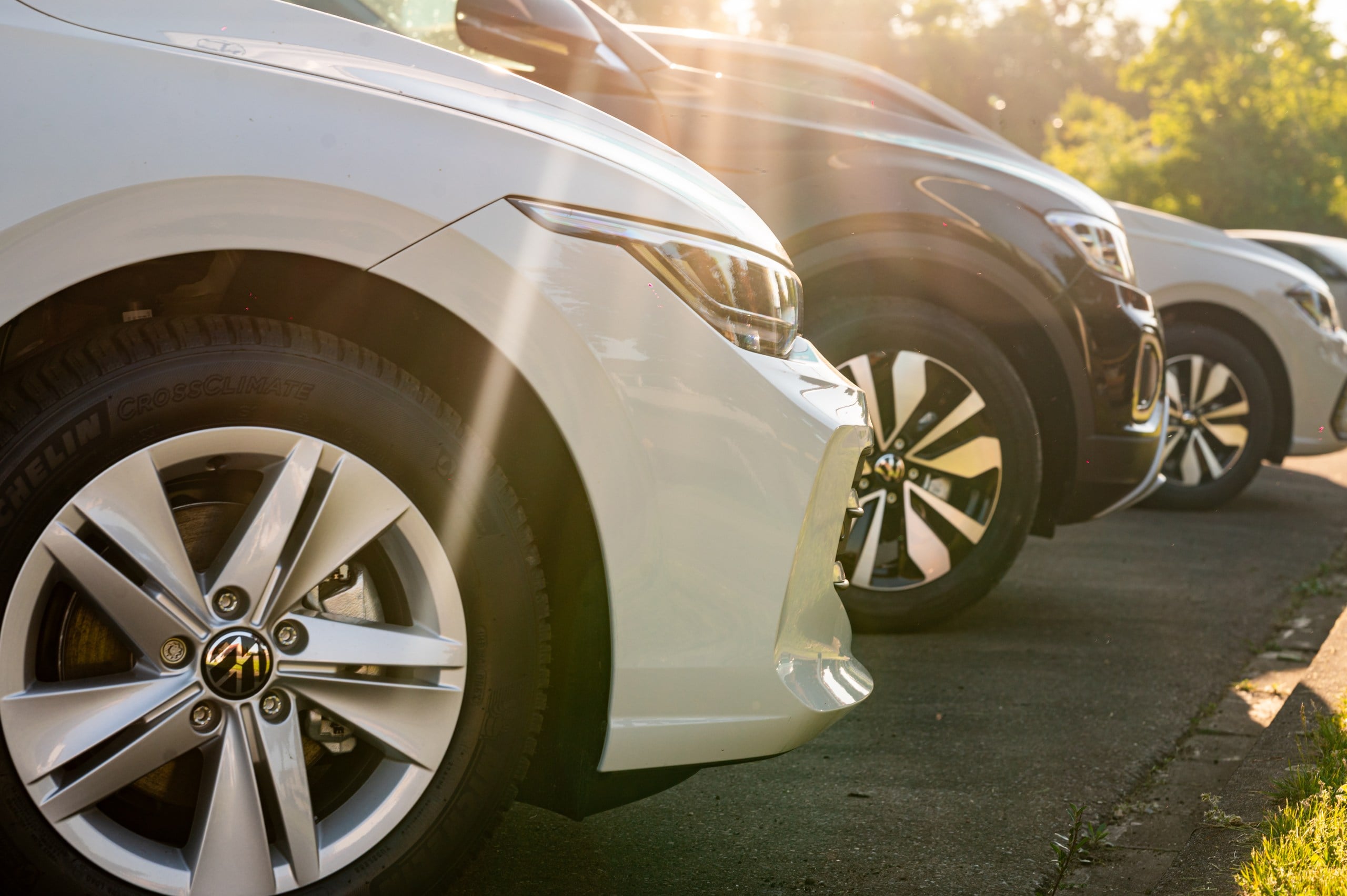 Professionelle Automotive-Fotografie von weißen DG-Geschäftsfahrzeugen im Sonnenlicht
