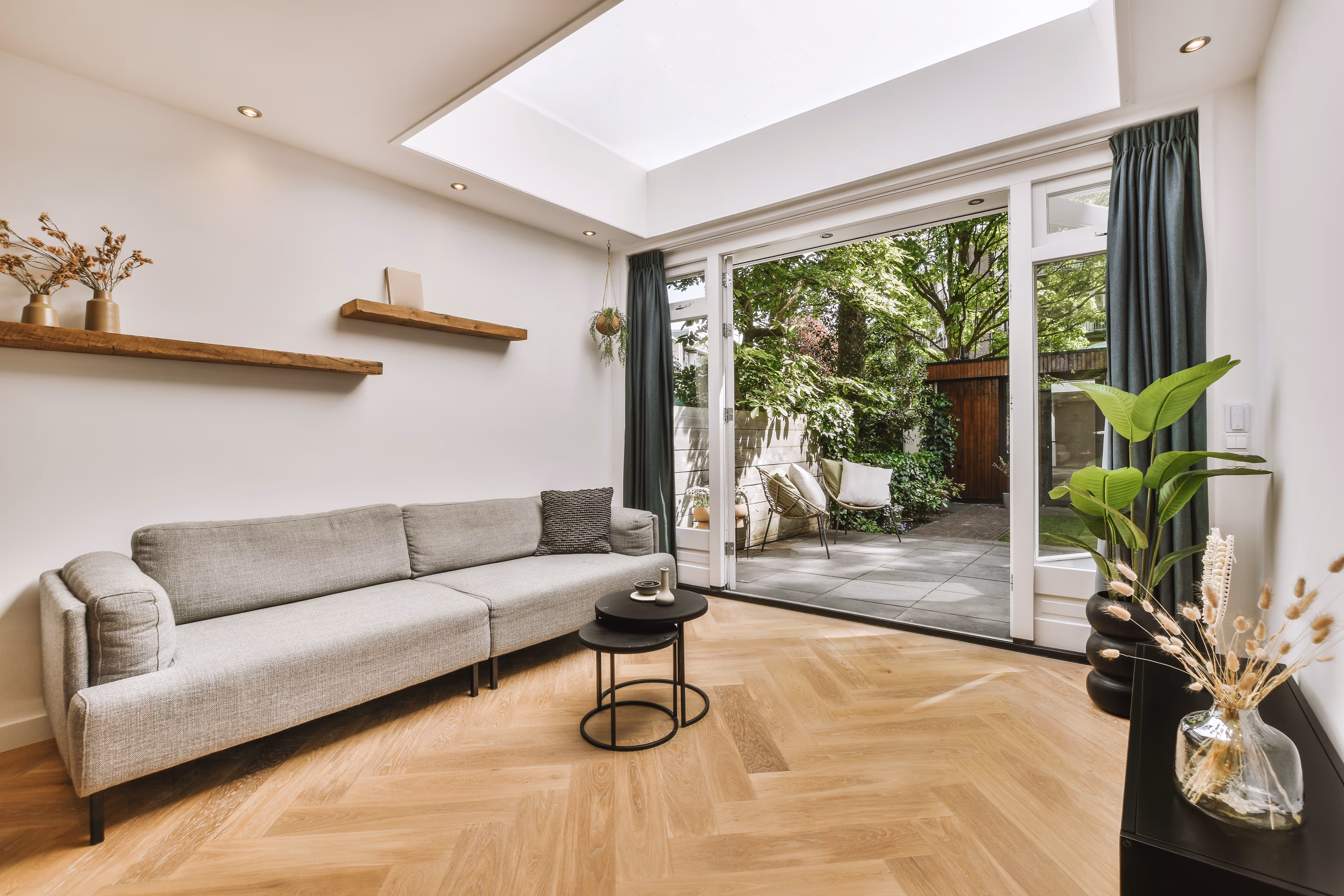 Lichte, moderne livingroom met een schuifdeur en een skylight.