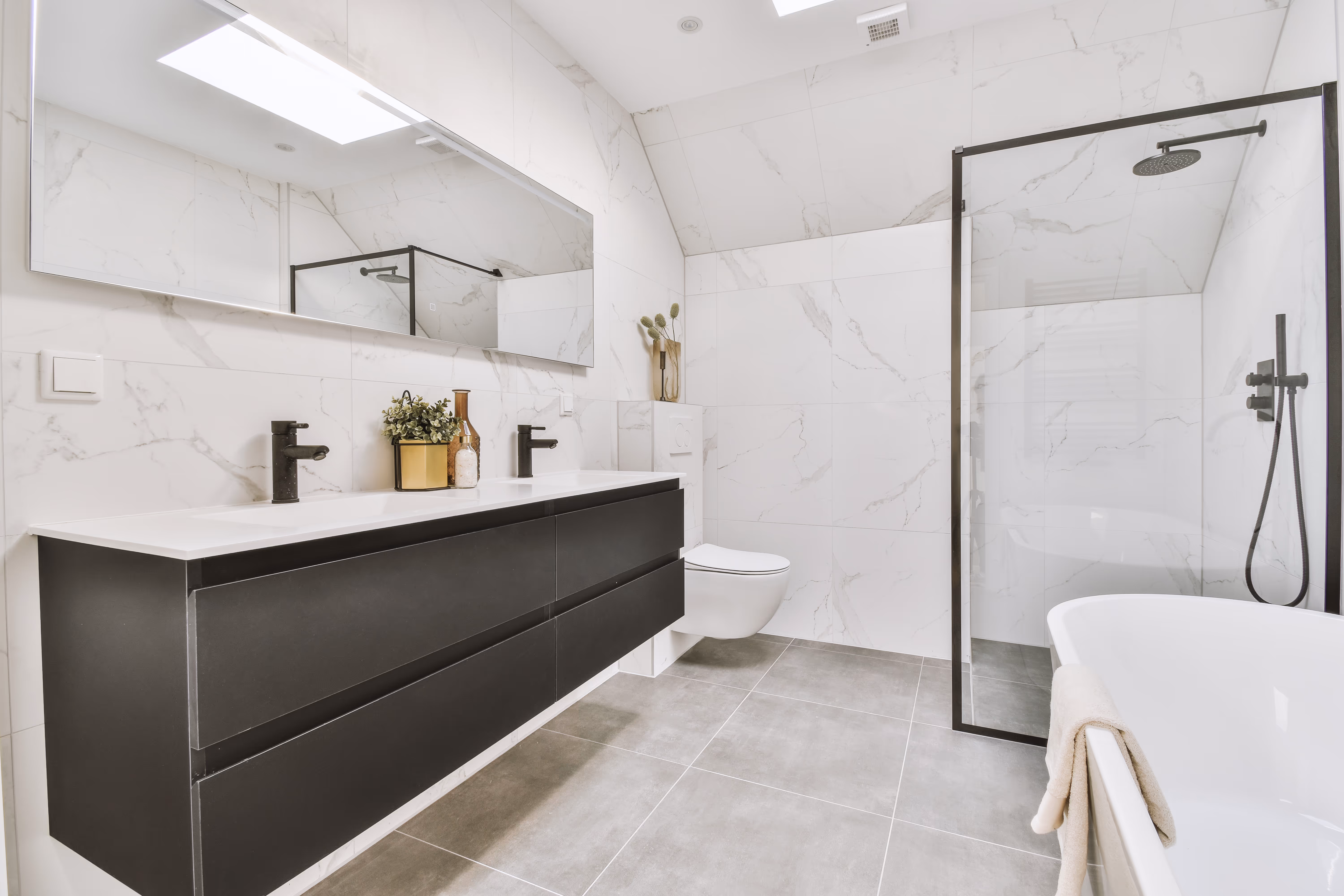 Moderne witte badkamer met een badkuip en douche.