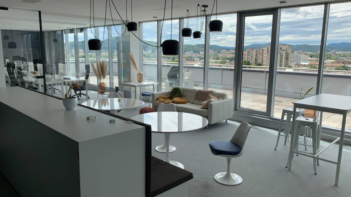 Stekleni dvor, Dunajska