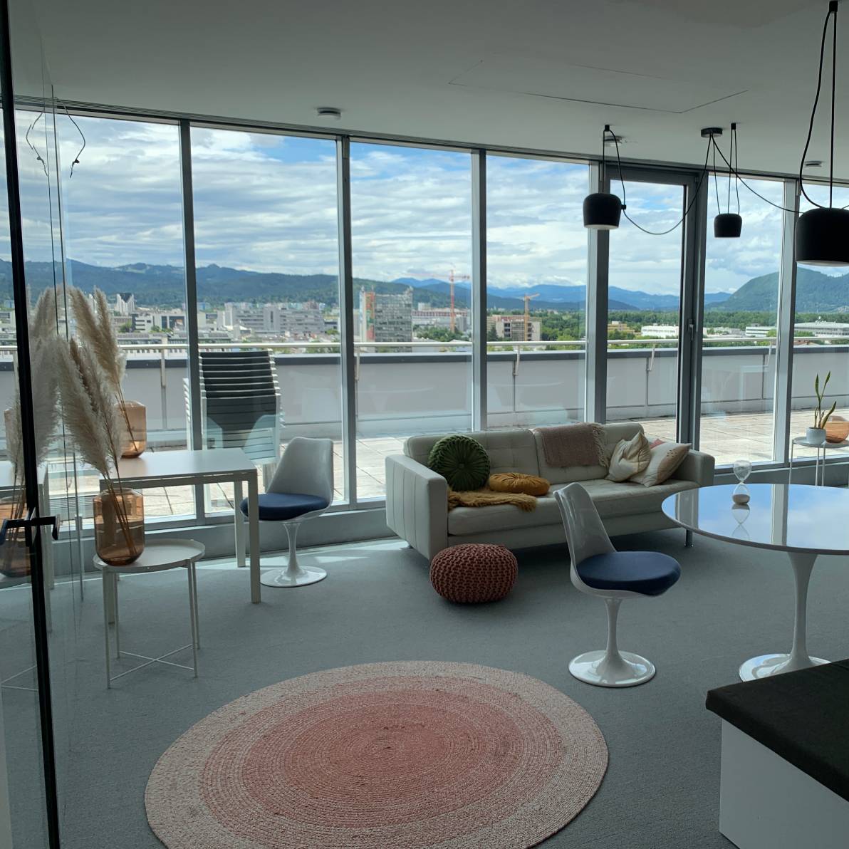 Stekleni dvor, Dunajska