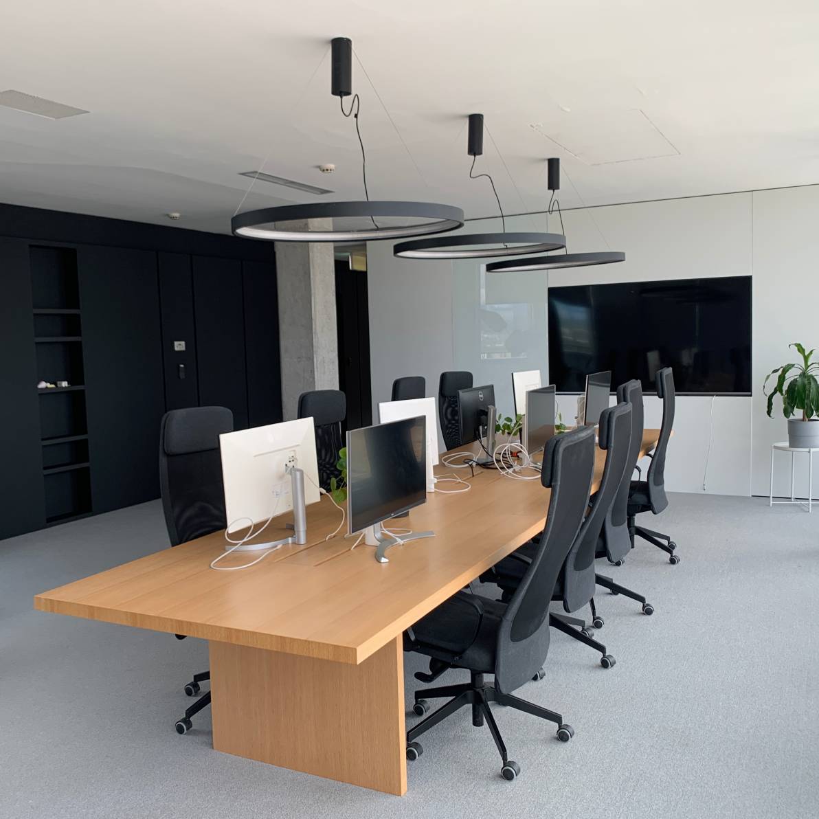 Stekleni dvor, Dunajska