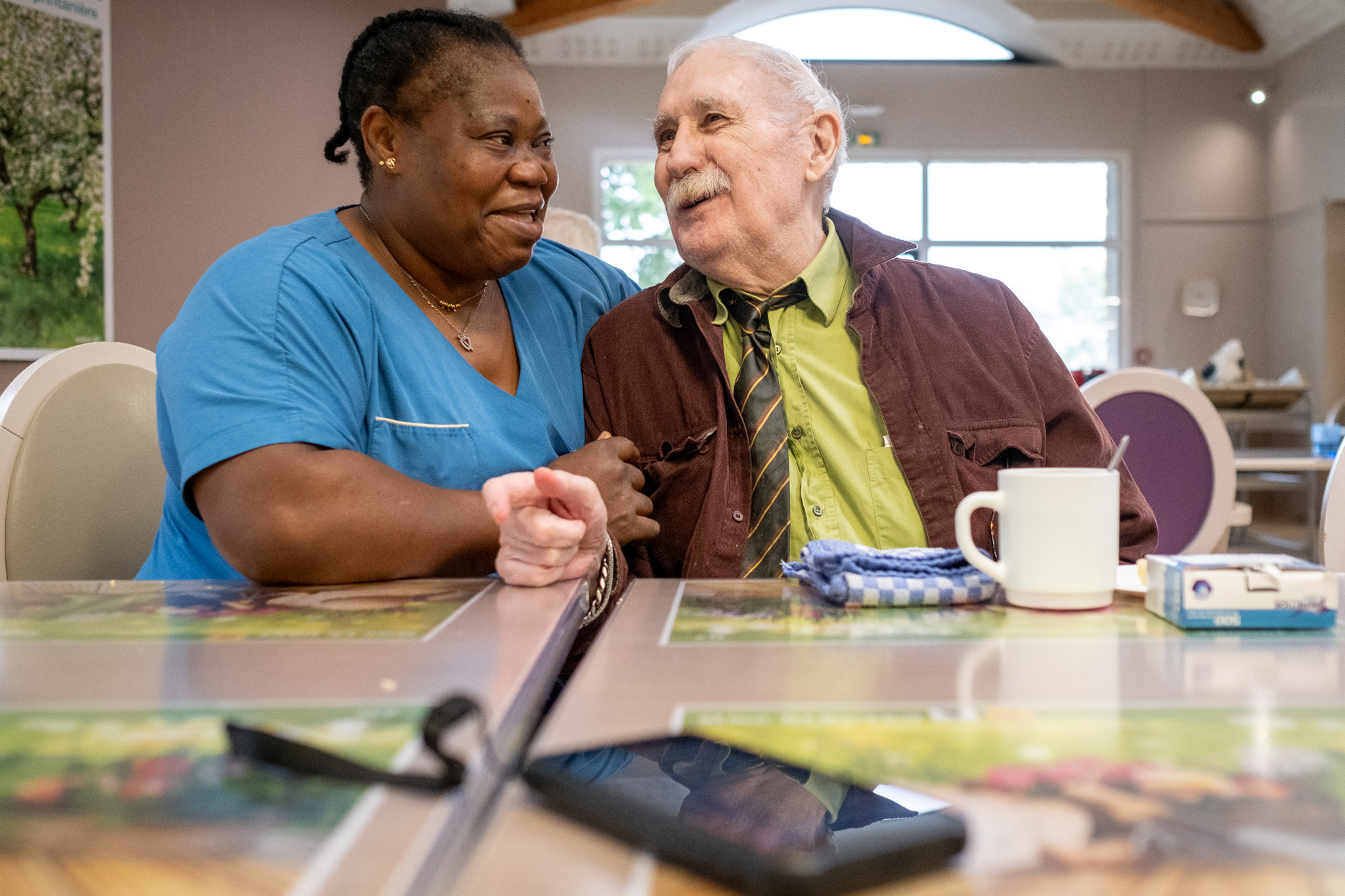 Photo d'une aide-soignante et d'un résident.