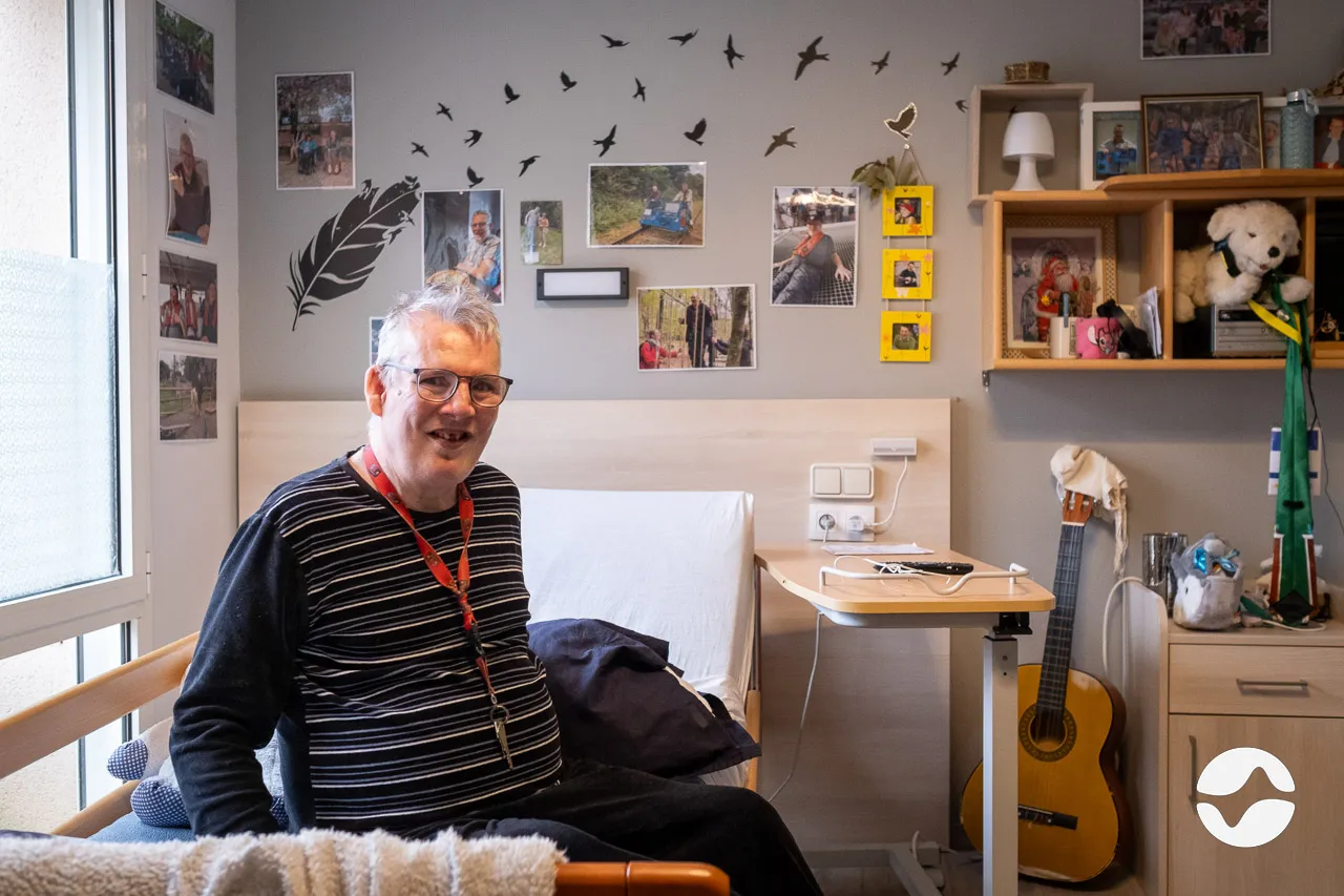 Resident in a disabled establishment, with the Orikio case in the background.