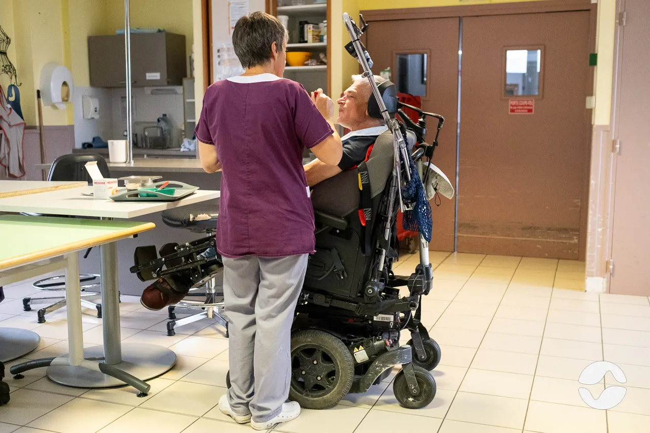 AES with a resident in the common room during dinner.