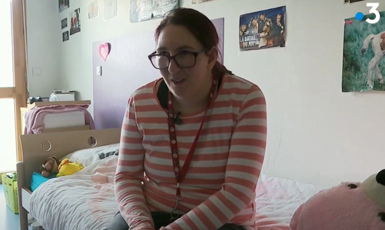 Photo d'une résidente en MAS, lors d'un reportage TV.