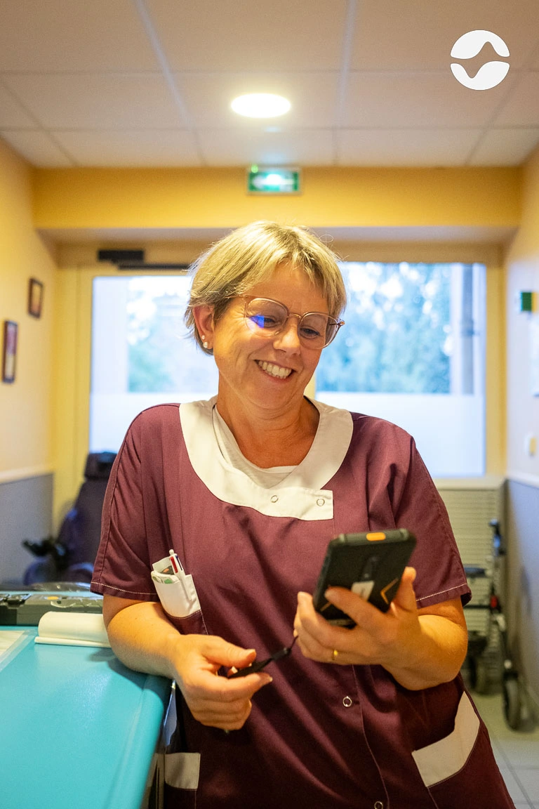 Aide-soignante avec le smartphone orikio en main