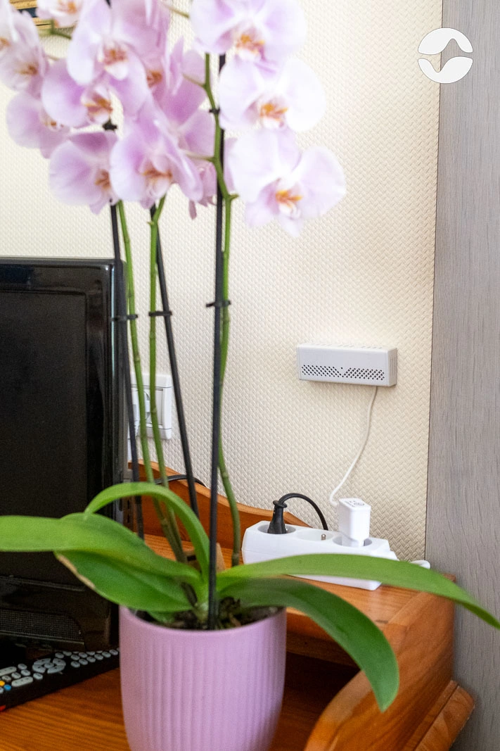 Boitier orikio branché au mur d'une chambre de résident.