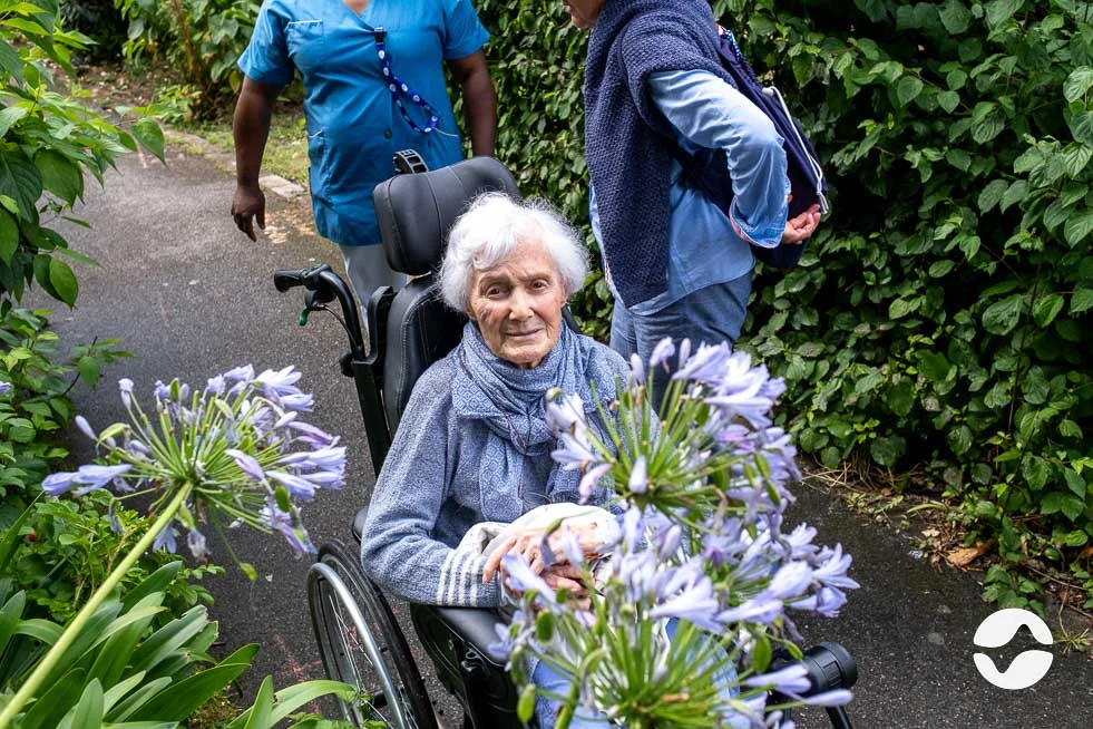 éducatrice spécialisée lors d'un soin en chambre avec un résident dans un établissement handicap.