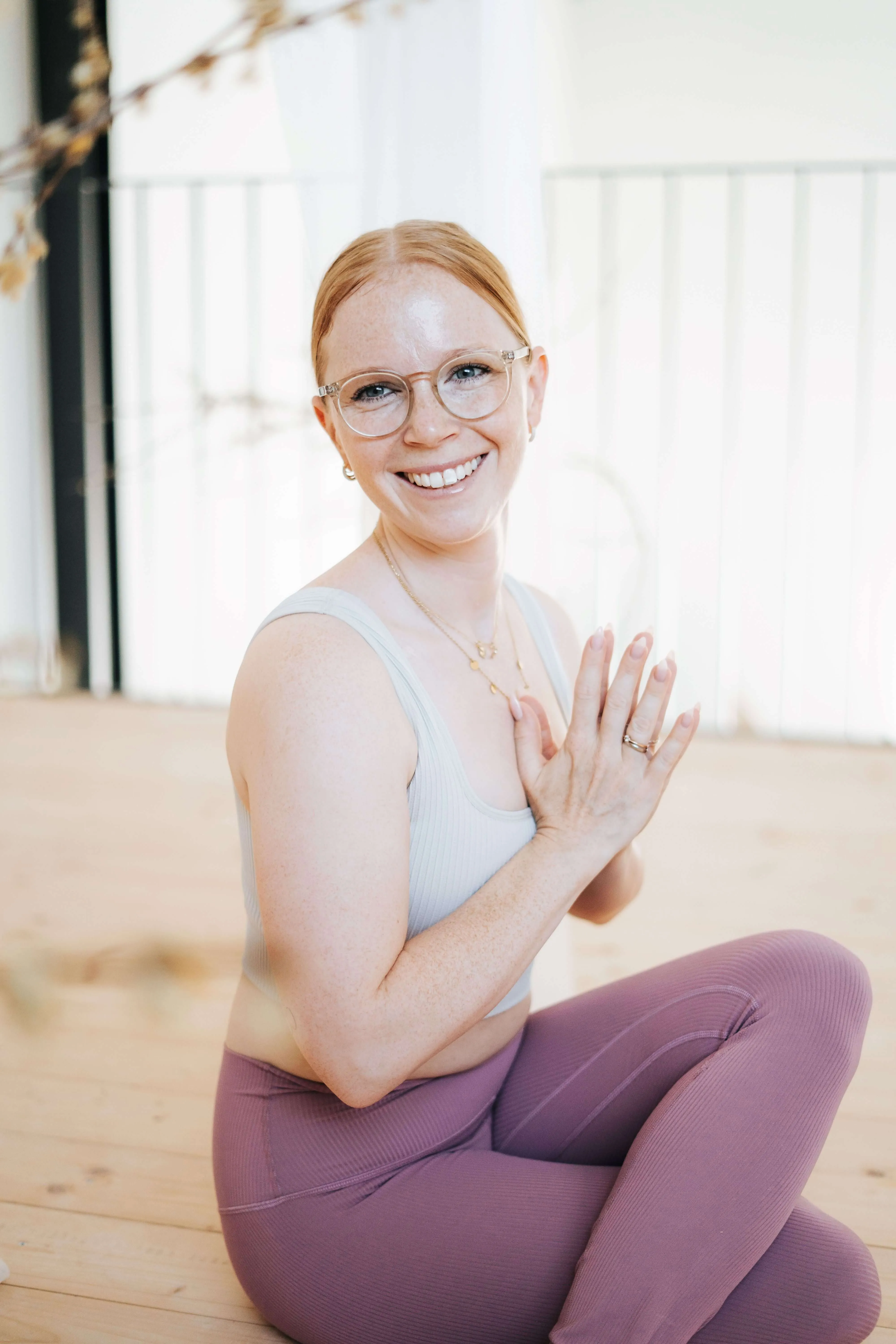 Yoga-Lehrerin lächelt im Schneidersitz – Hatha Yoga in St. Pölten