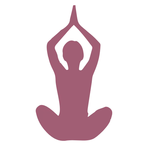 Frau im Schneidersitz mit Händen über Kopf – Symbol für Entspannung und Meditation.