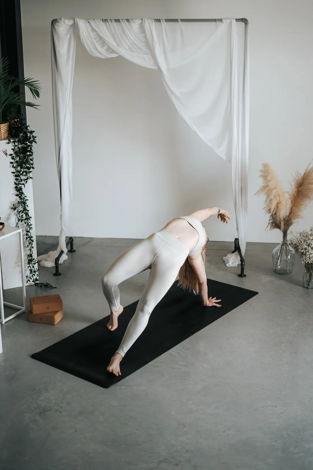 Dynamische Yoga Pose während einer Vinyasa Power Flow Stunde in Niederösterreich.