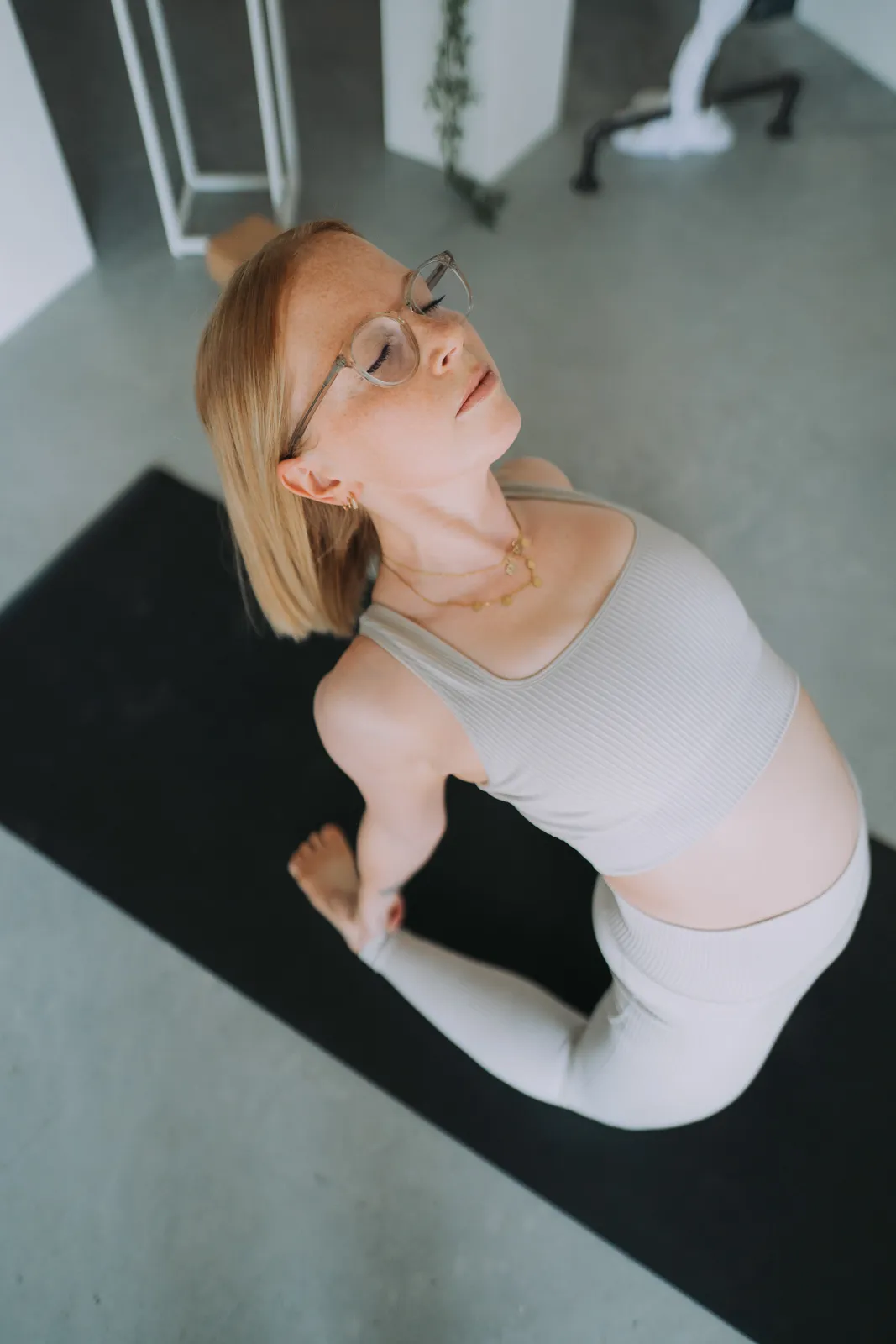 Frau in konzentrierter Hatha Yoga Pose auf der Matte – Yoga Niederösterreich.