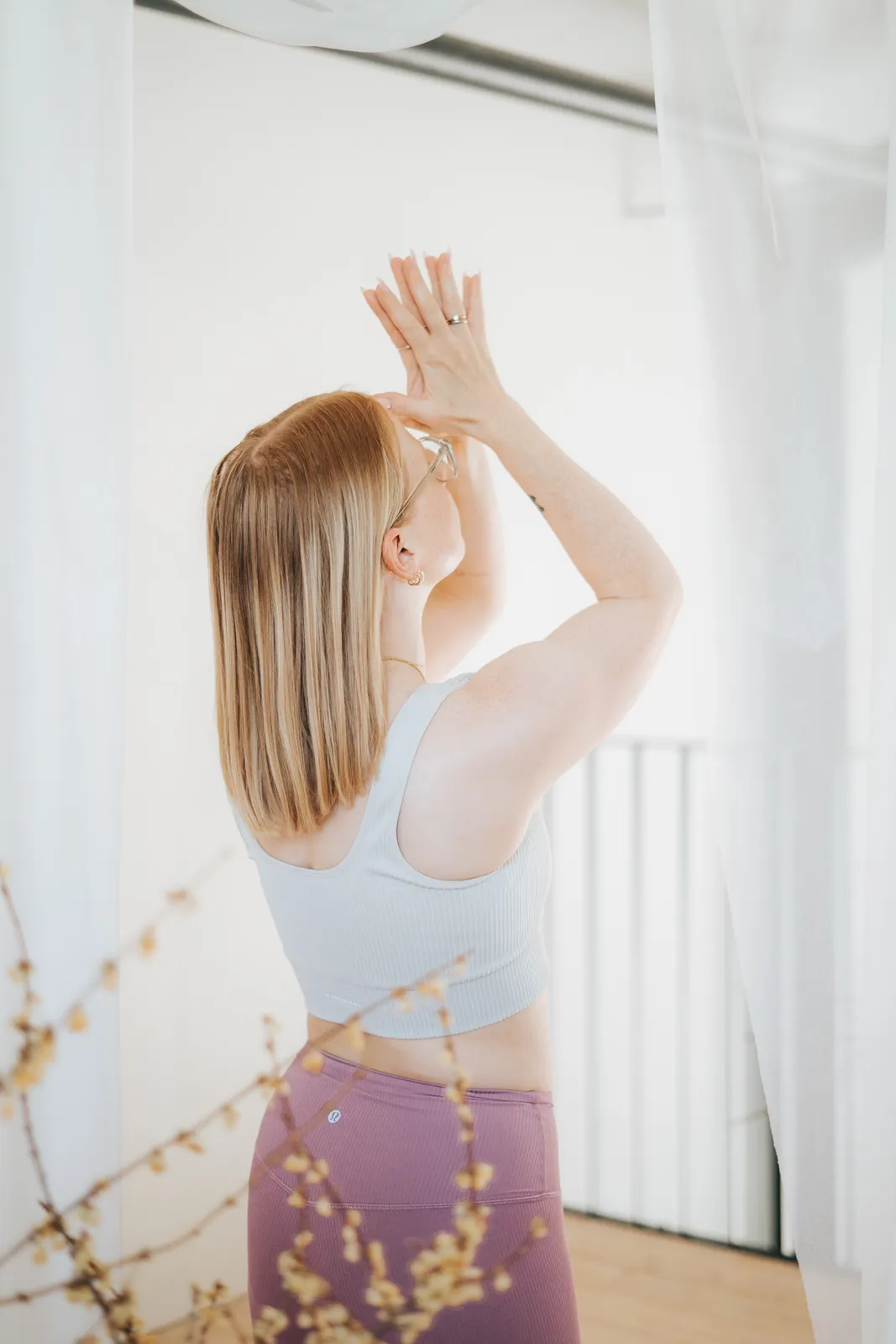 Yoga Praxis mit erhobenen Armen in St. Pölten – Verbindung von Hatha Yoga und Vinyasa Flow in Niederösterreich.