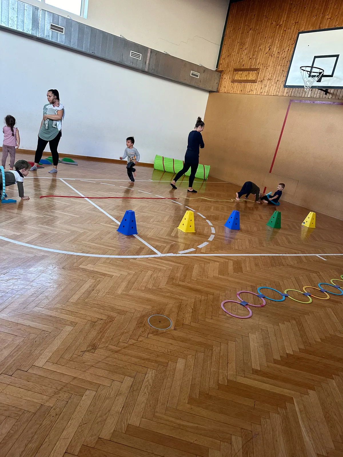 Bewegungsparcours für Kinder in der Turnhalle in einer Yogaeinheit