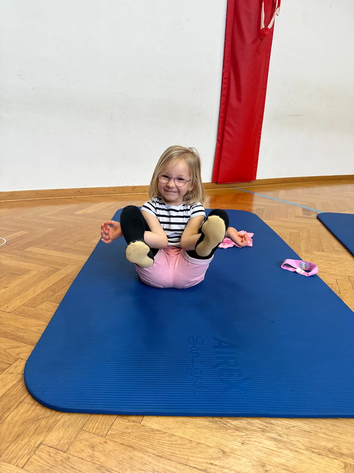 Kinderyoga St. Pölten – Mädchen macht eine Yoga-Pose.