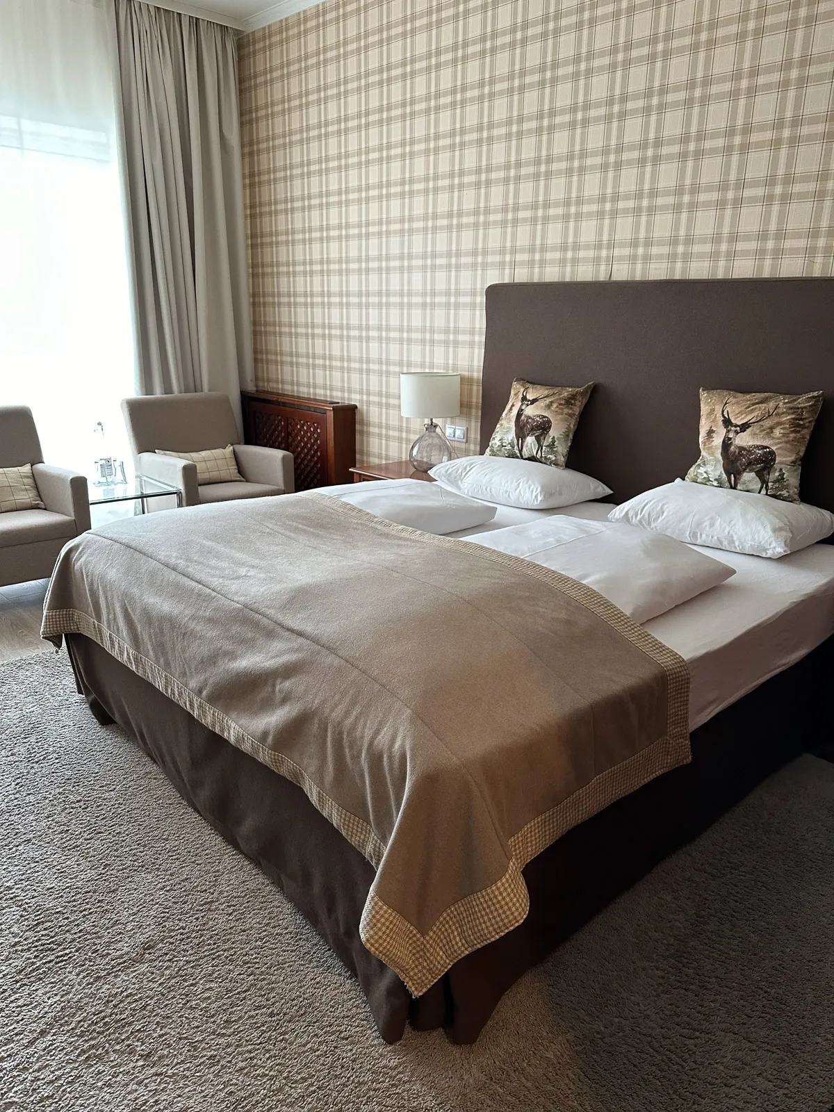 Gemütliches Hotelzimmer mit Doppelbett und Naturdeko für ein Yoga-Retreat-Wochenende.