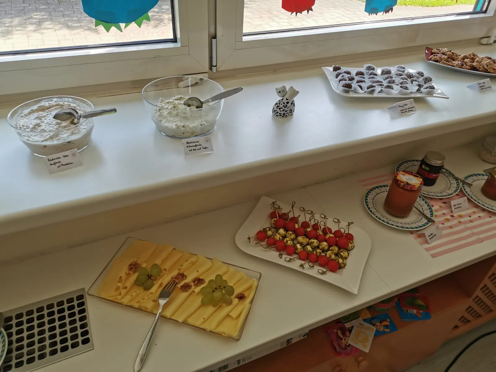 Verschiedene Müslis, Käse, Tomaten-Spieße und Snacks beim Yoga & Brunch Buffet.