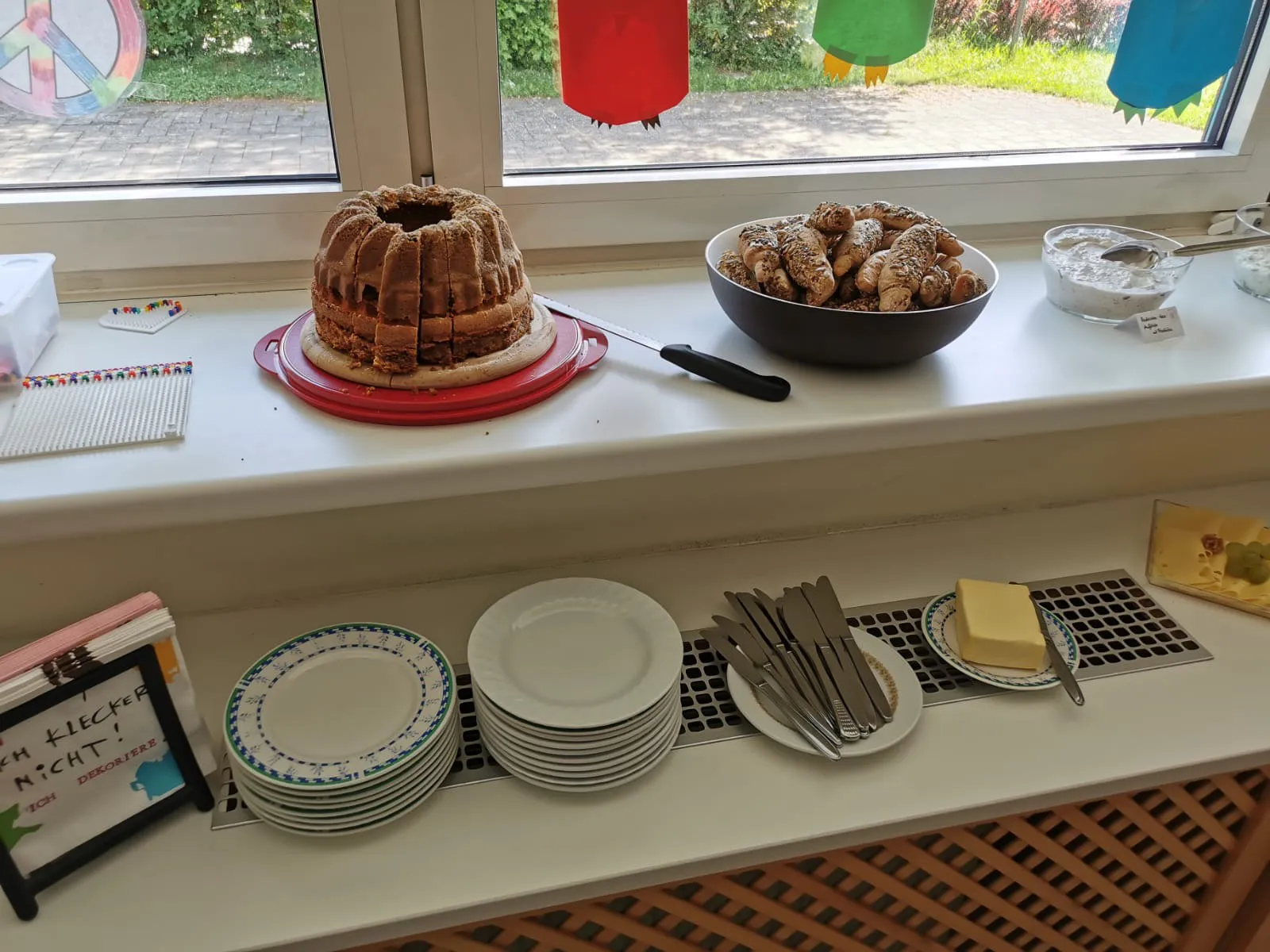 Gugelhupf und Gebäck als Teil des Yoga & Brunch Buffets.