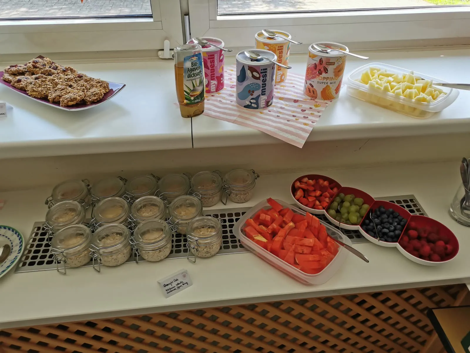 Frisches Obst, Beeren und Overnight Oats beim Yoga & Brunch Buffet.